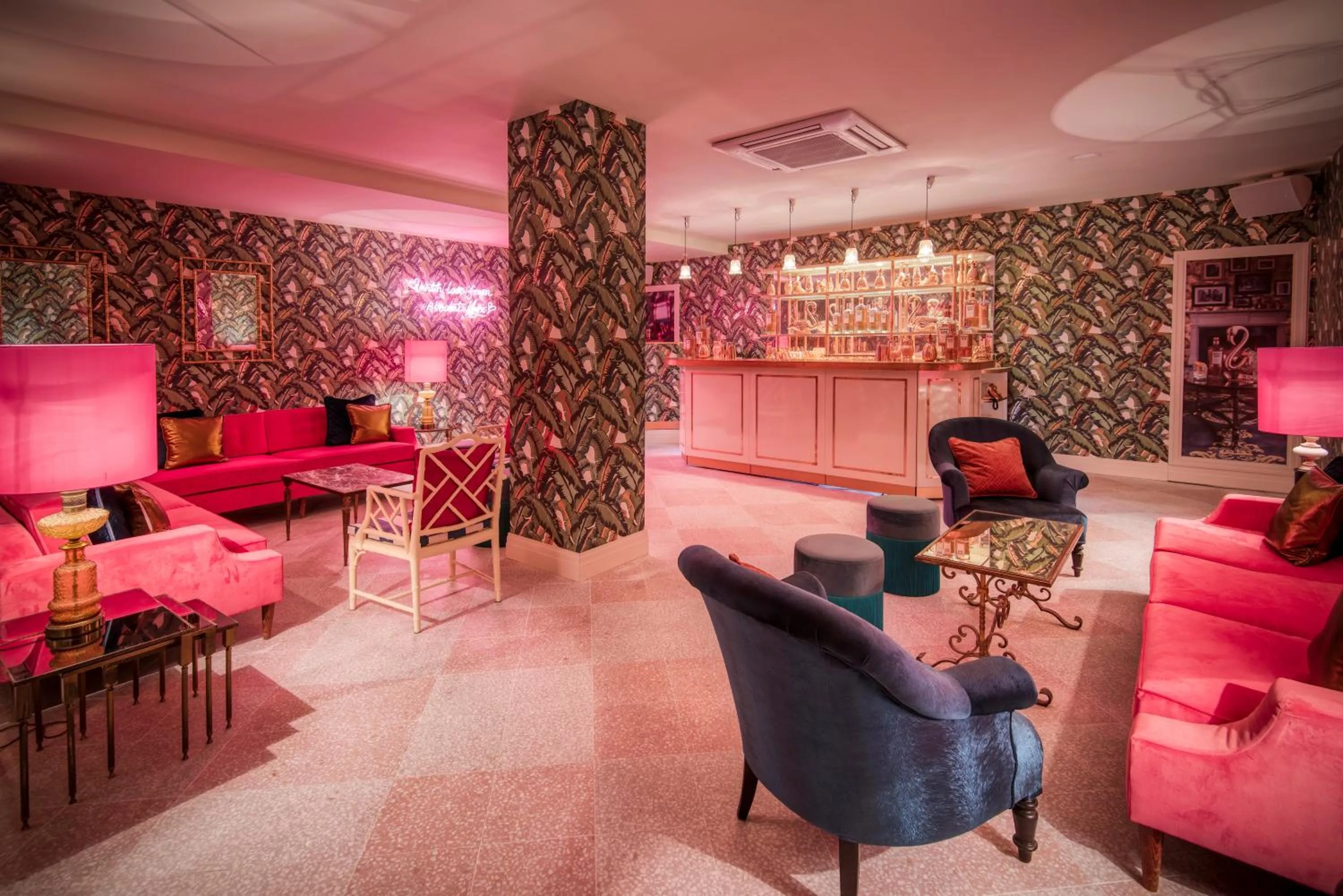 Lounge or bar in Wi-Ki-Woo Boutique Hotel