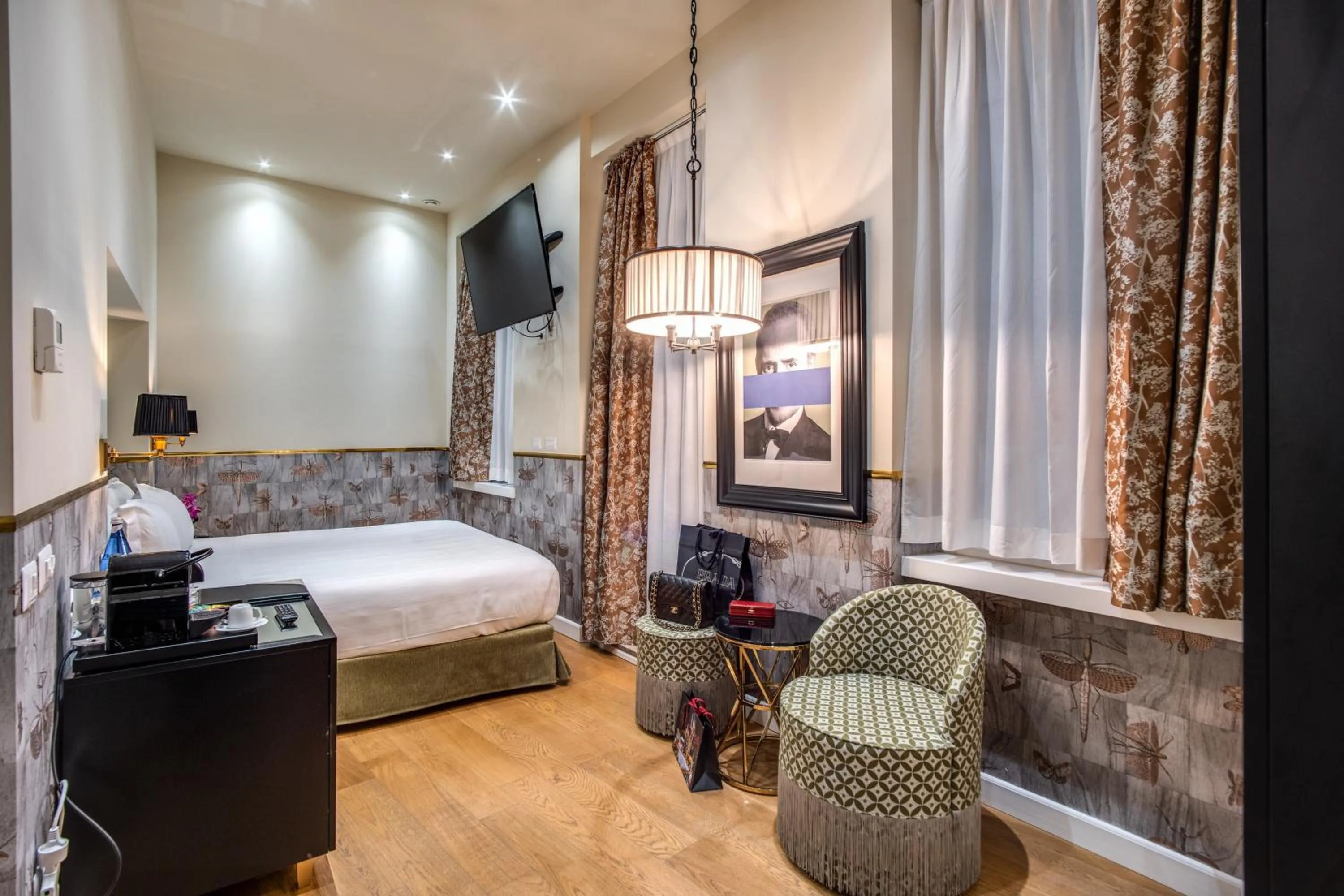 Photo of the whole room, Bed in The Talent Hotel