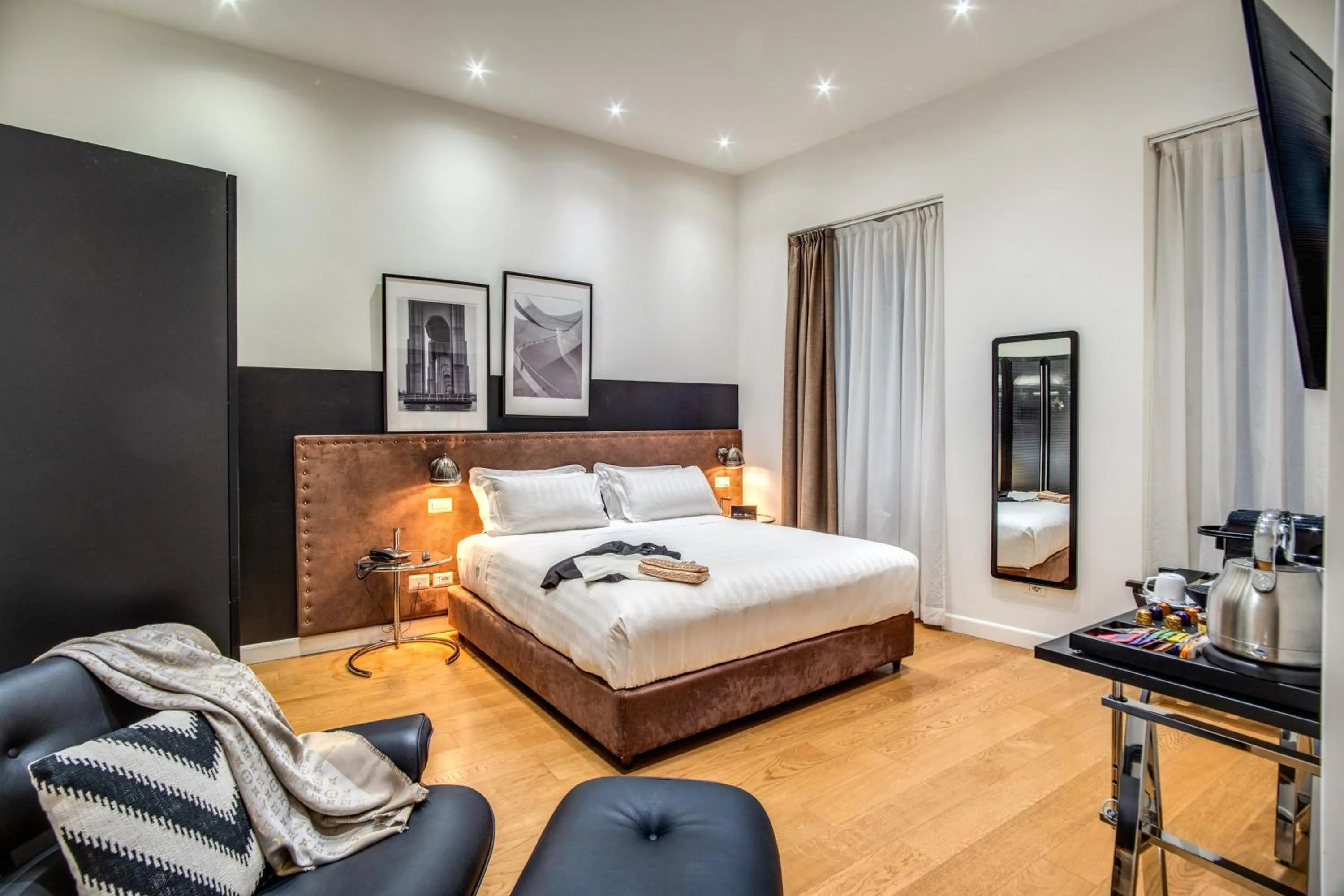 Photo of the whole room, Bed in The Talent Hotel