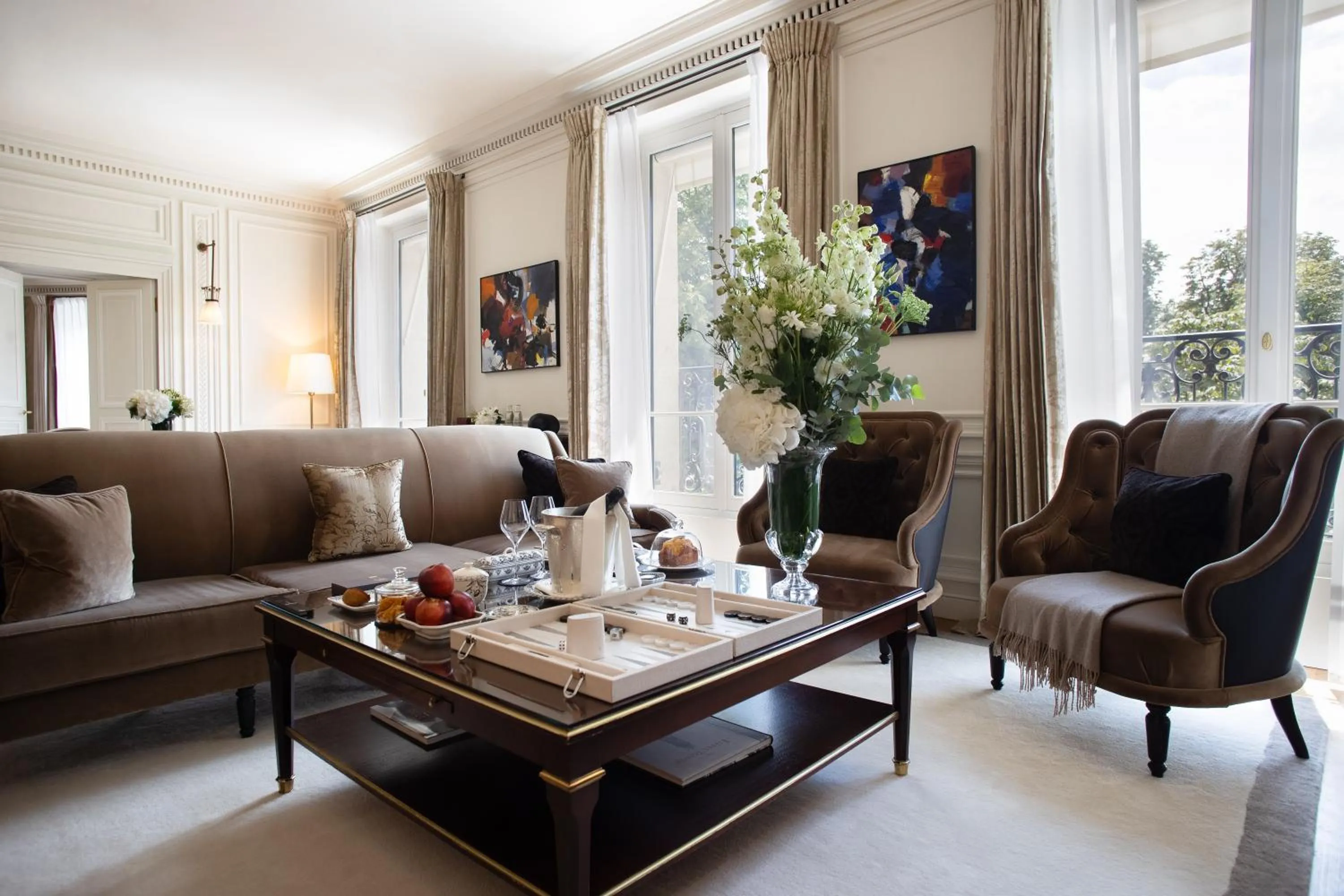 Living room in La Réserve Paris Hotel & Spa