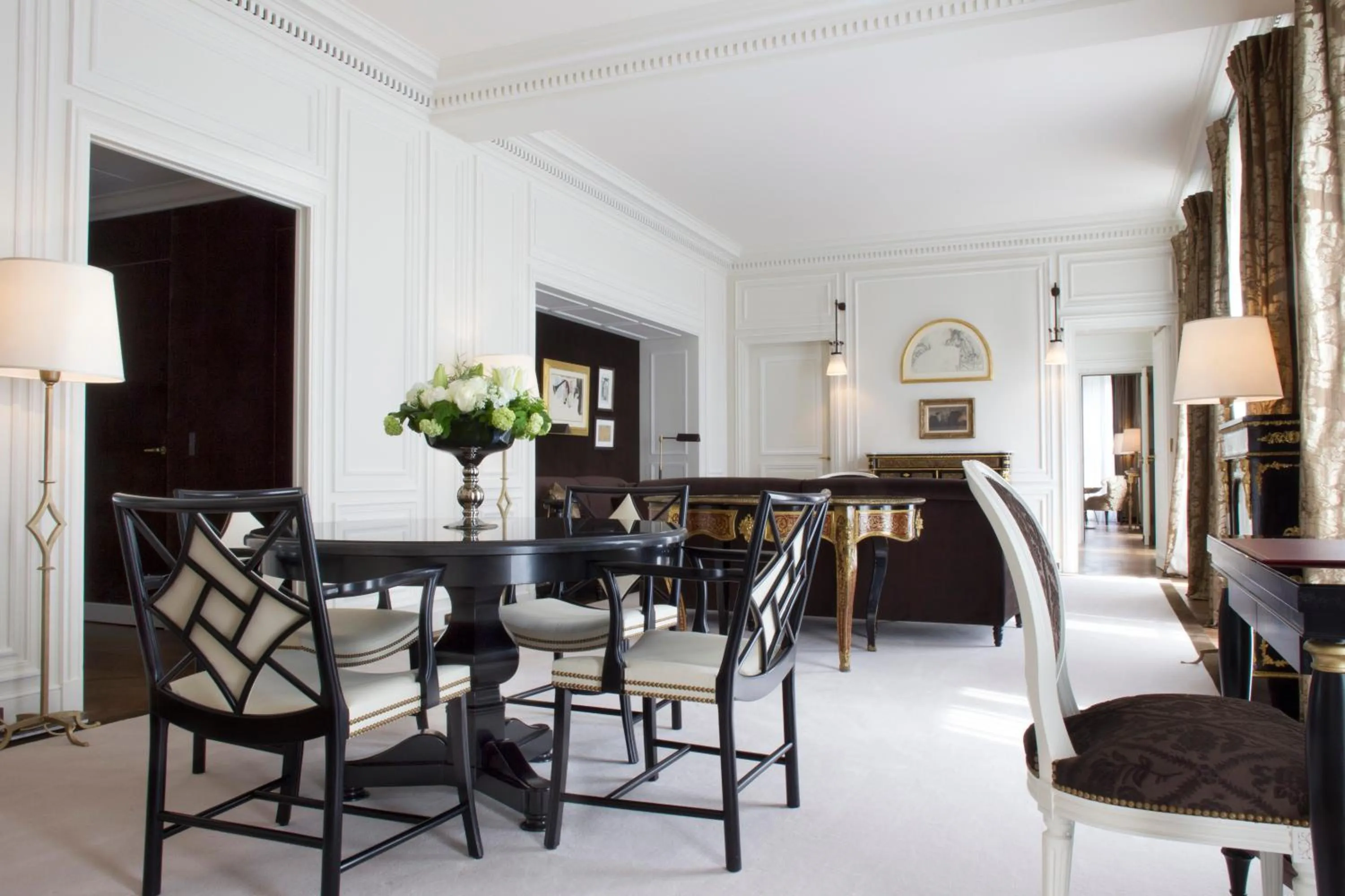 Living room in La Réserve Paris Hotel & Spa