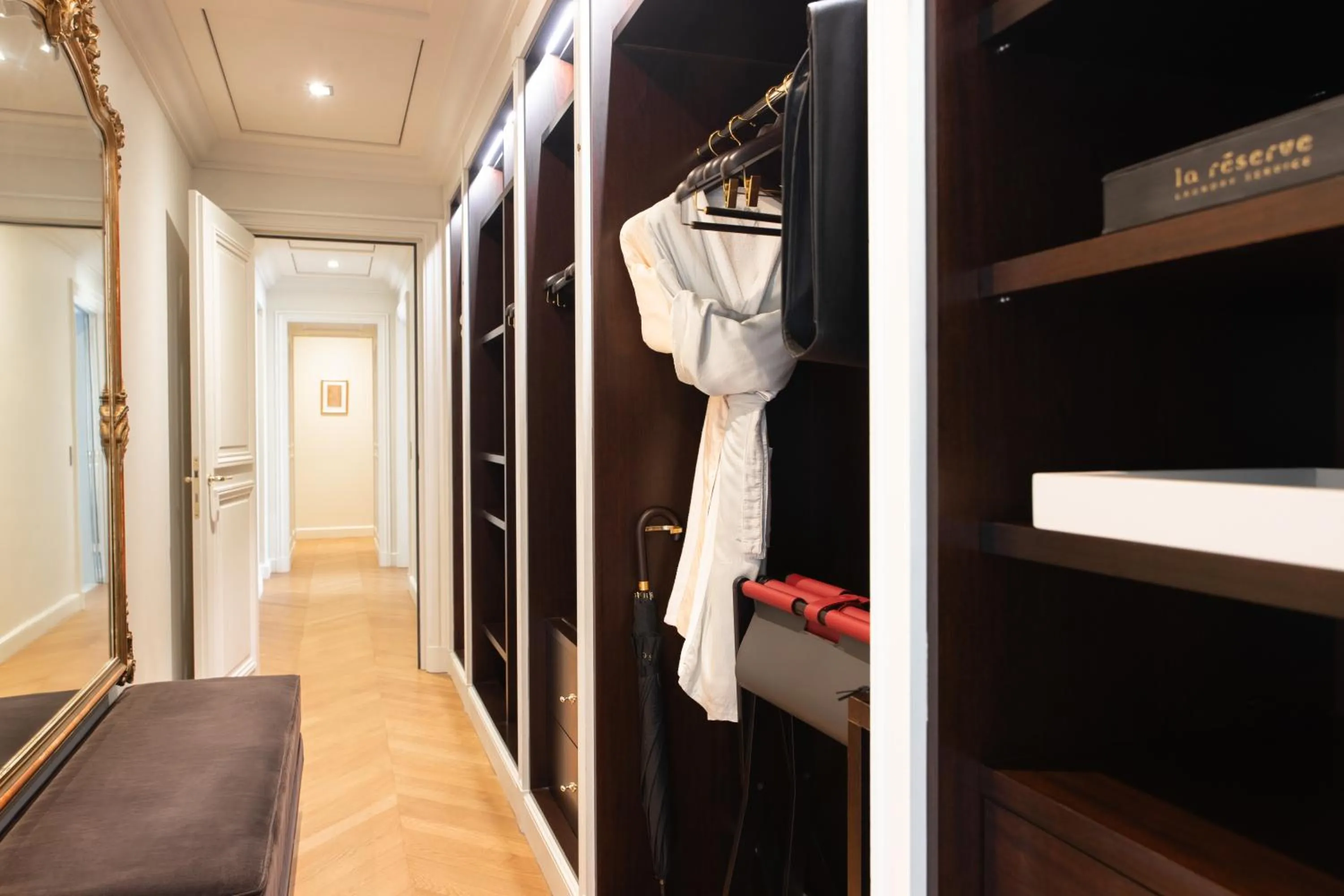 wardrobe in La Réserve Paris Hotel & Spa