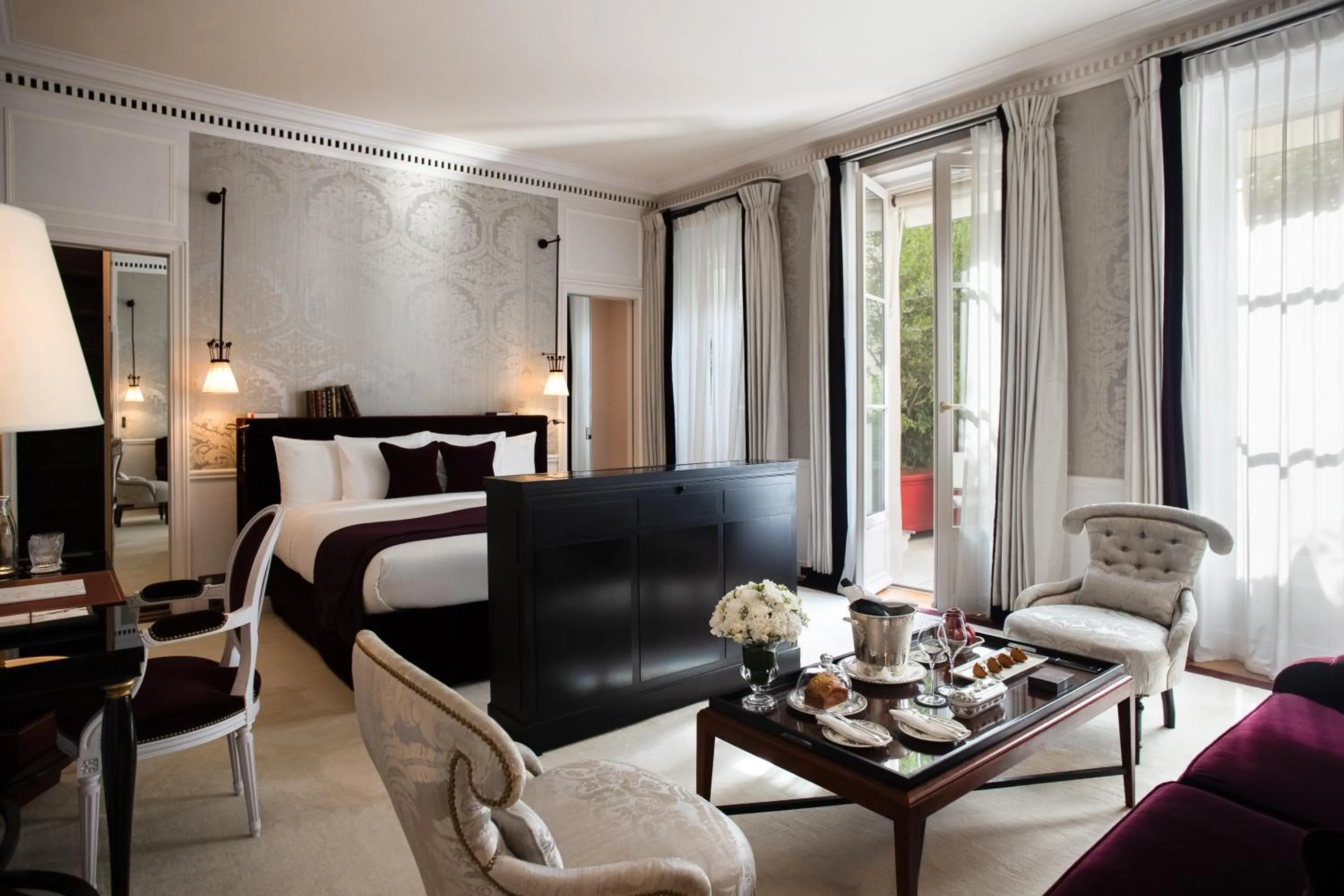 Photo of the whole room, Bed in La Réserve Paris Hotel & Spa