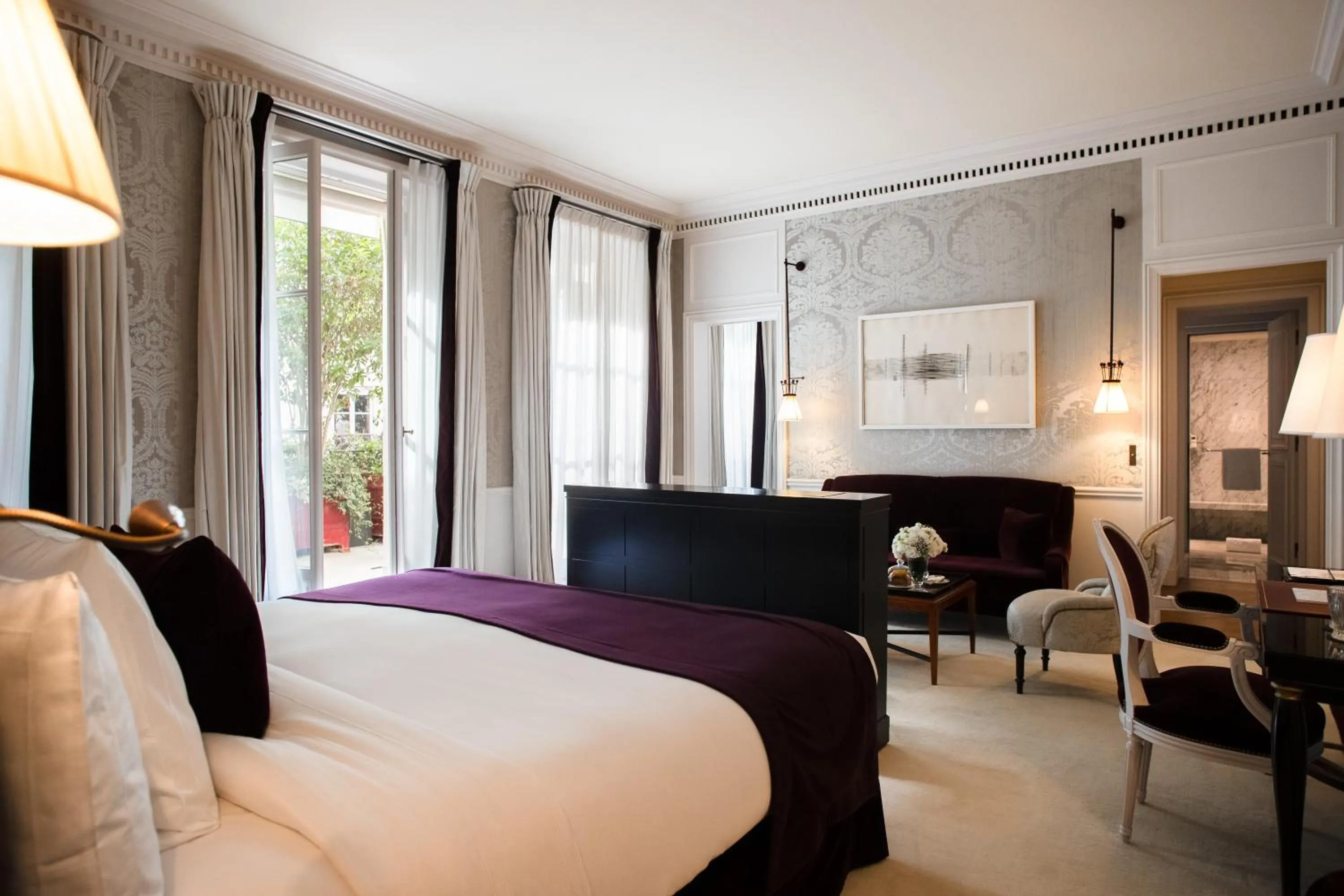 Photo of the whole room, Bed in La Réserve Paris Hotel & Spa