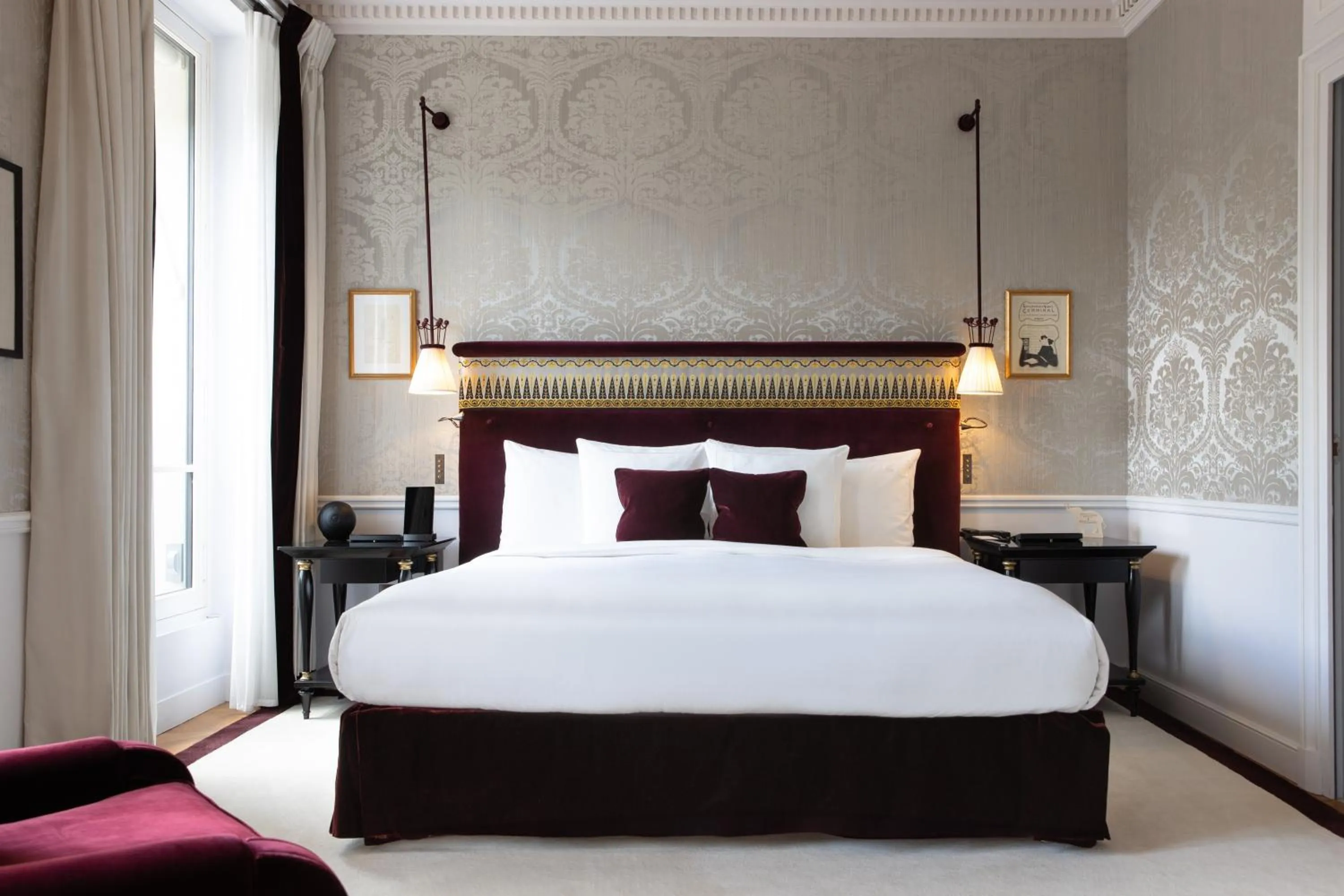 Bed in La Réserve Paris Hotel & Spa