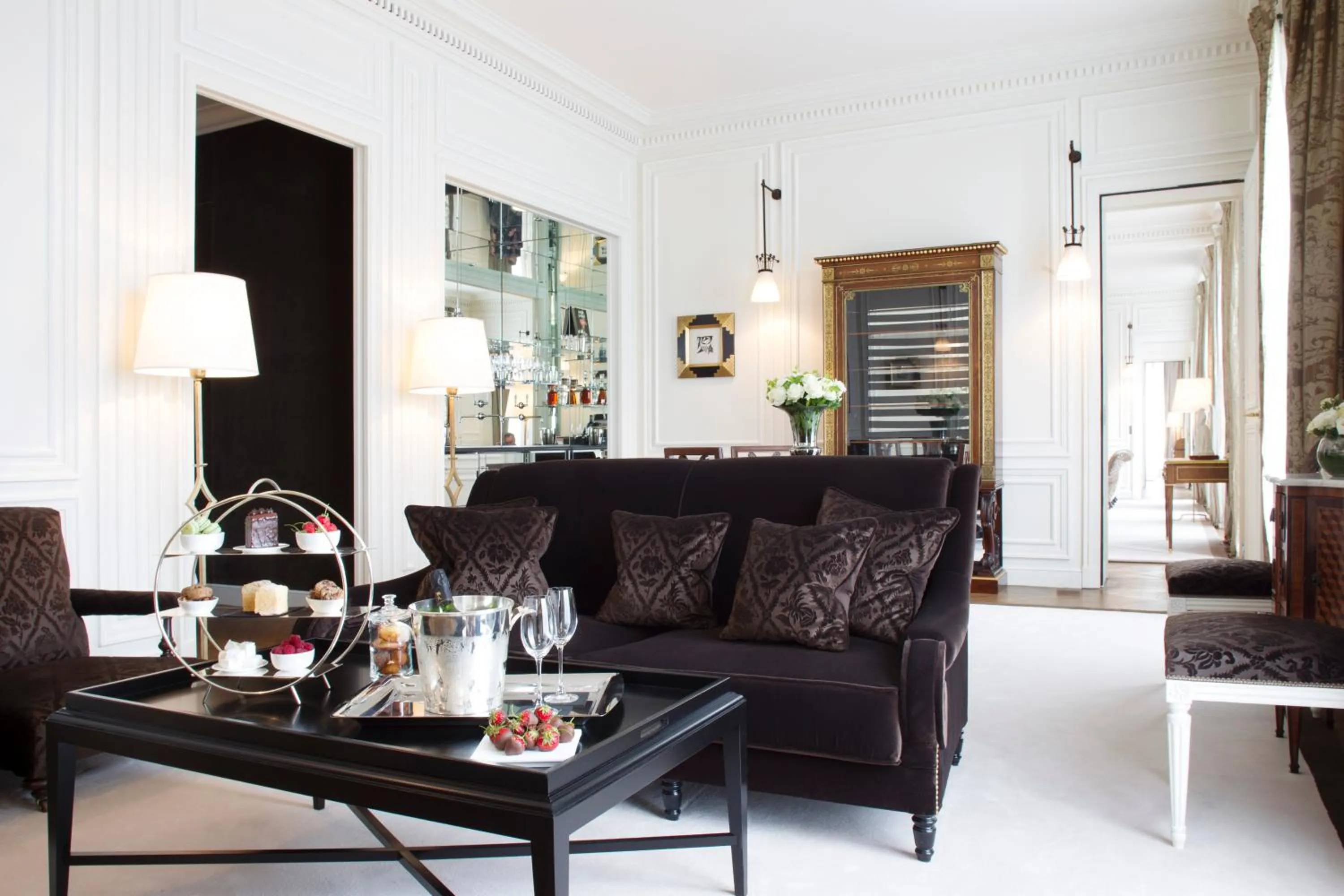 Living room in La Réserve Paris Hotel & Spa