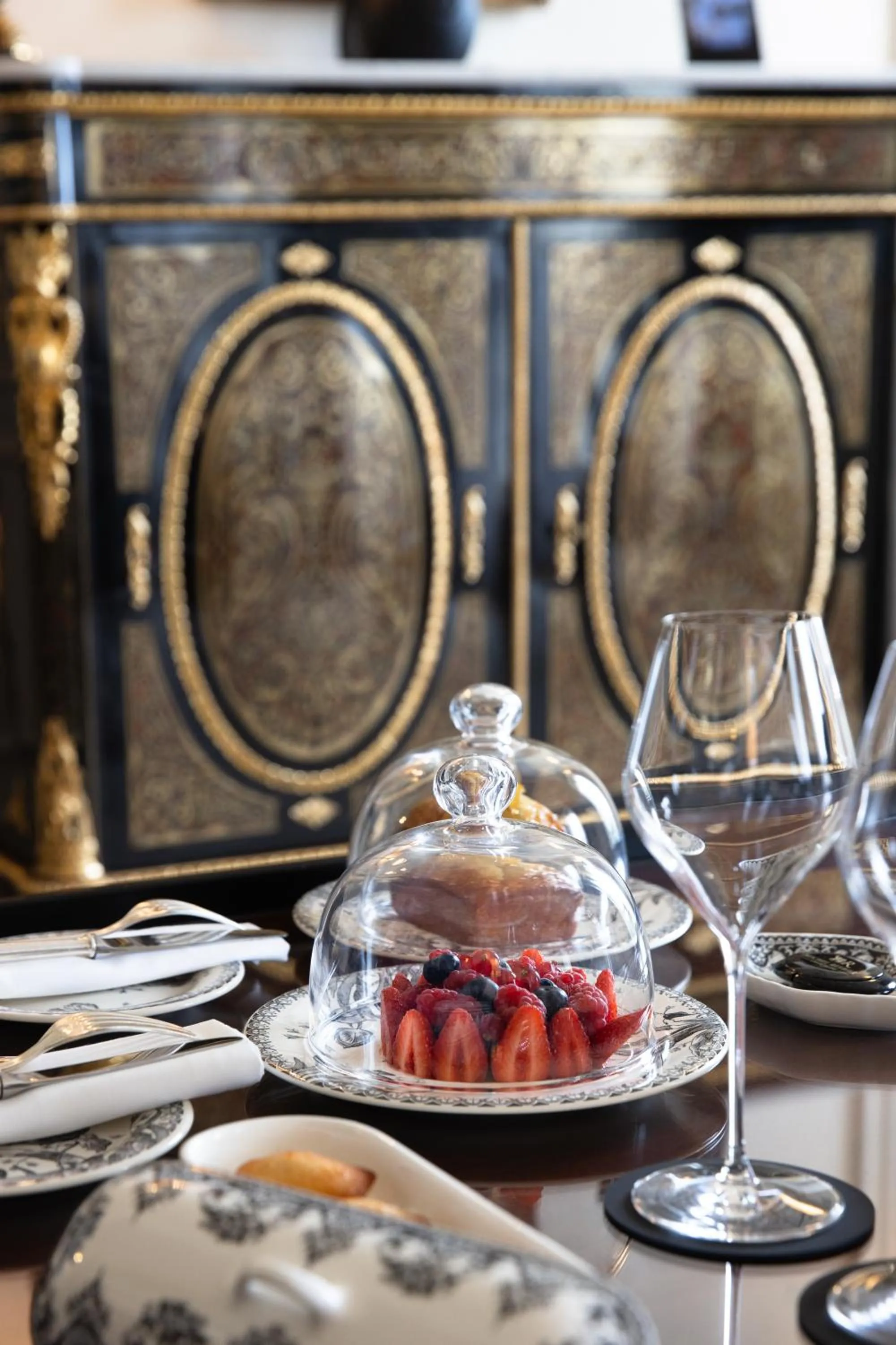 Food and drinks in La Réserve Paris Hotel & Spa