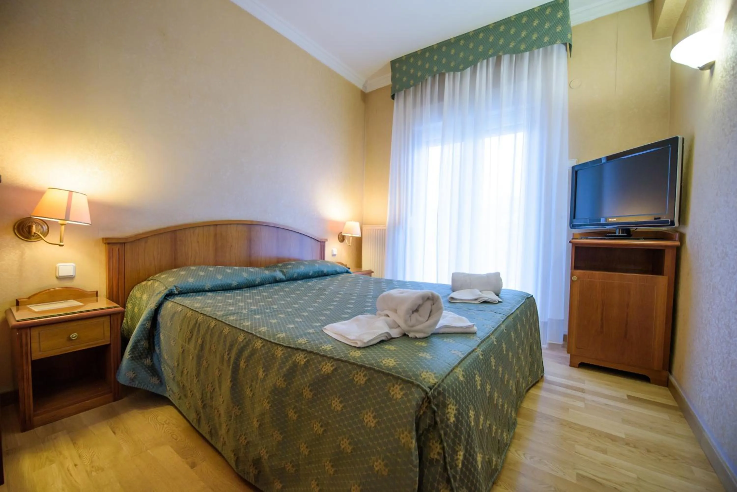 Lake view, Bed in Hotel Kastoria in Kastoria City