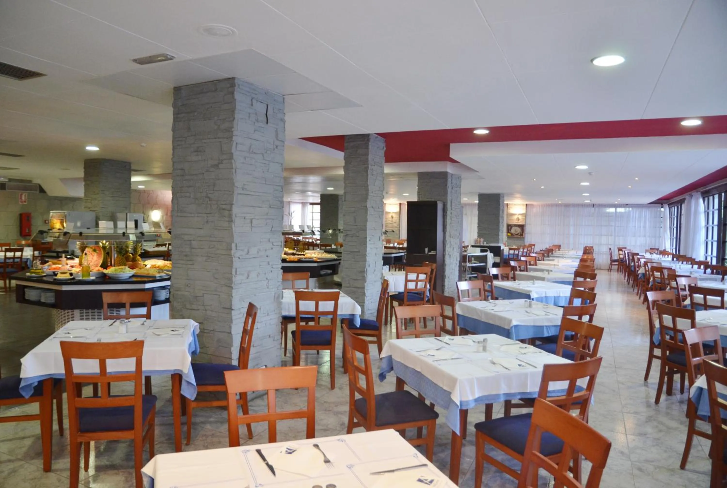 Restaurant/places to eat in azuLine Hotel Bergantin