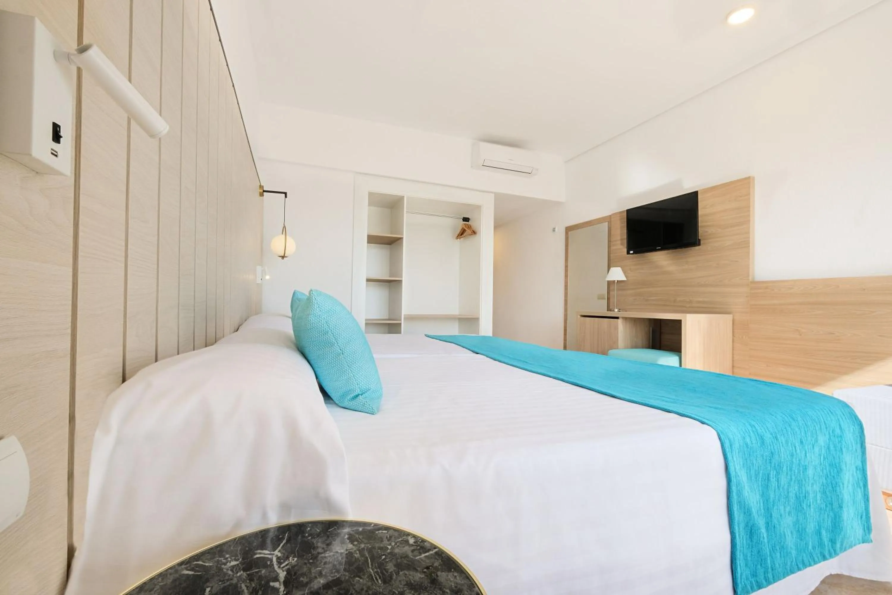 Photo of the whole room, Bed in azuLine Hotel Bergantin