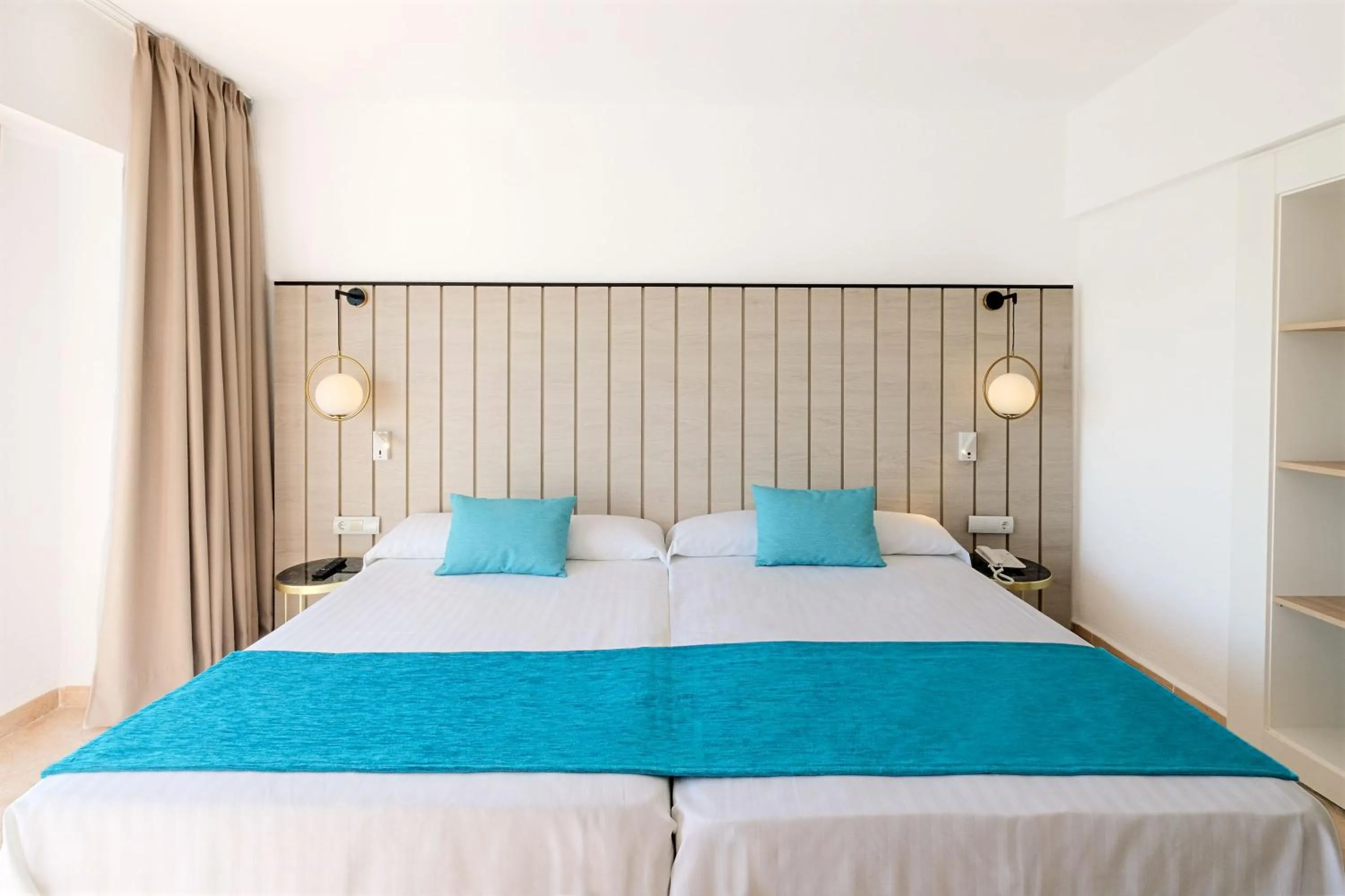 Photo of the whole room, Bed in azuLine Hotel Bergantin