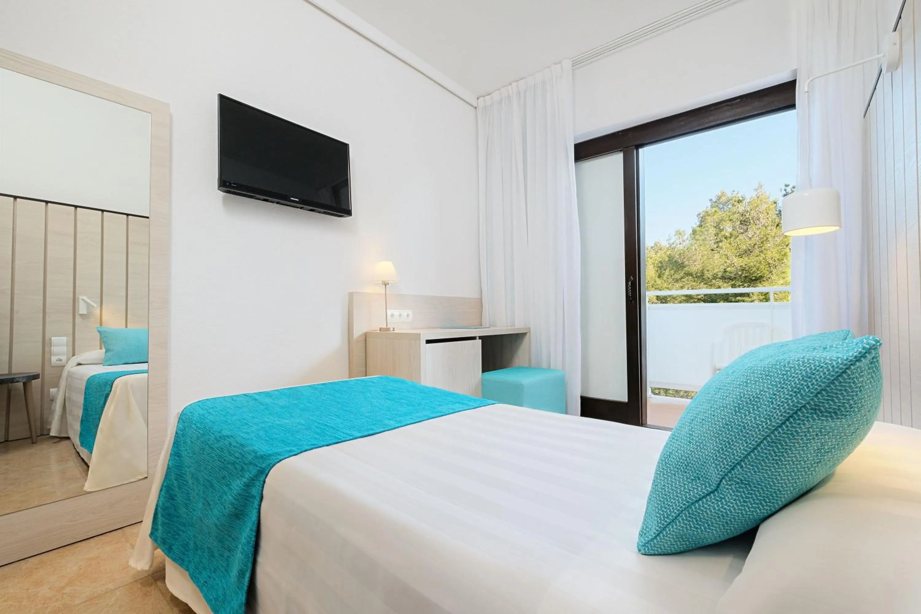 Photo of the whole room, Bed in azuLine Hotel Bergantin