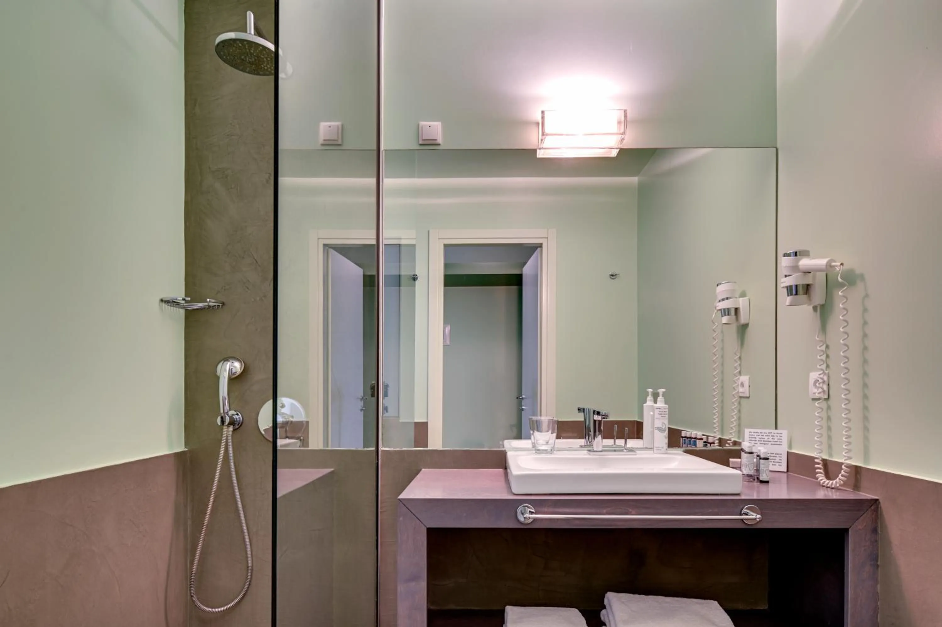 Shower in SESA Boutique Hotel & Restaurant