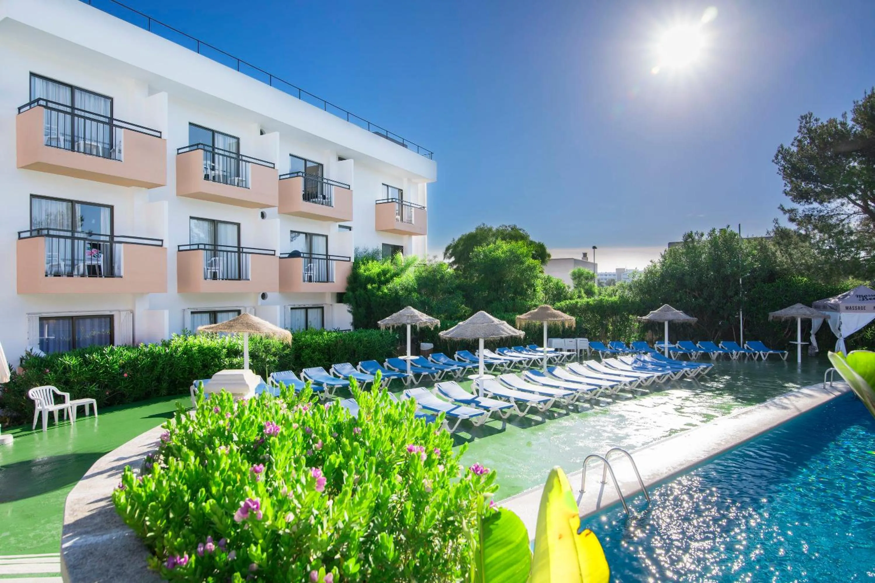 Swimming pool in azuLine Hoteles Mar Amantis & II