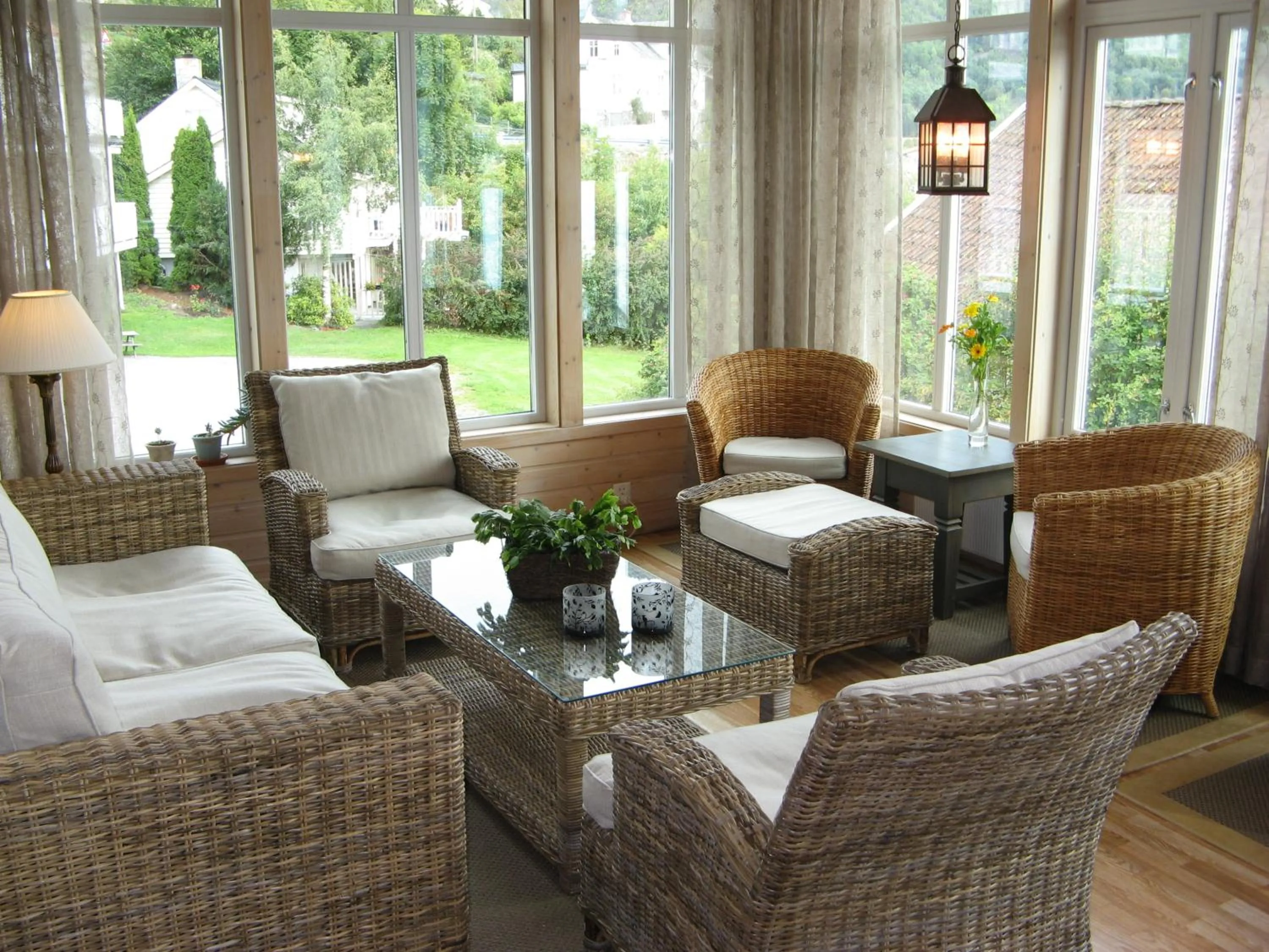 Communal lounge/ TV room in Hofslund Fjord Hotel