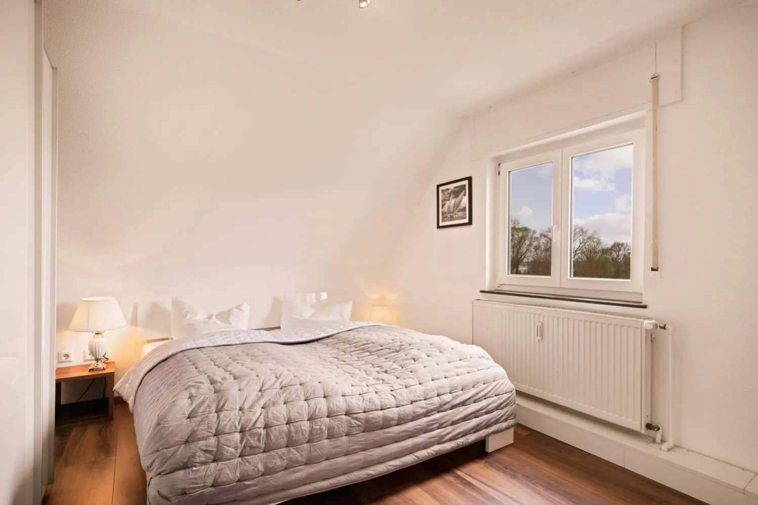 Bed in Ferien-Apartment Haubentaucher - mit priv Strandzugang