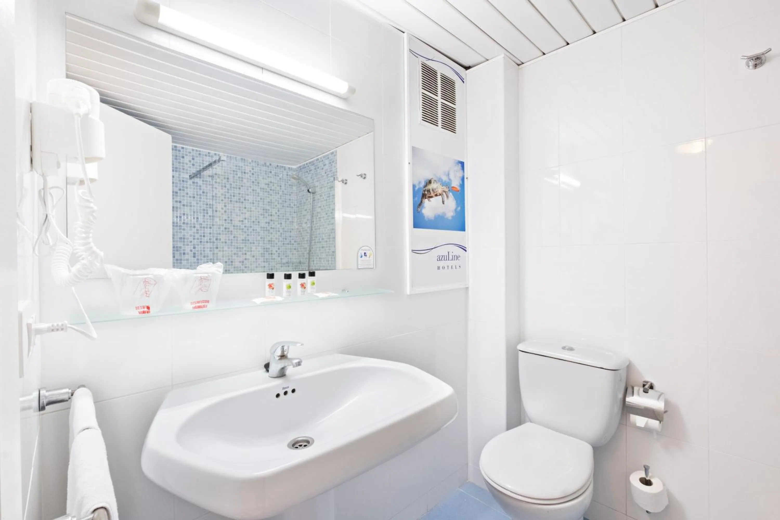 Bathroom in azuLine Hotel Pacific