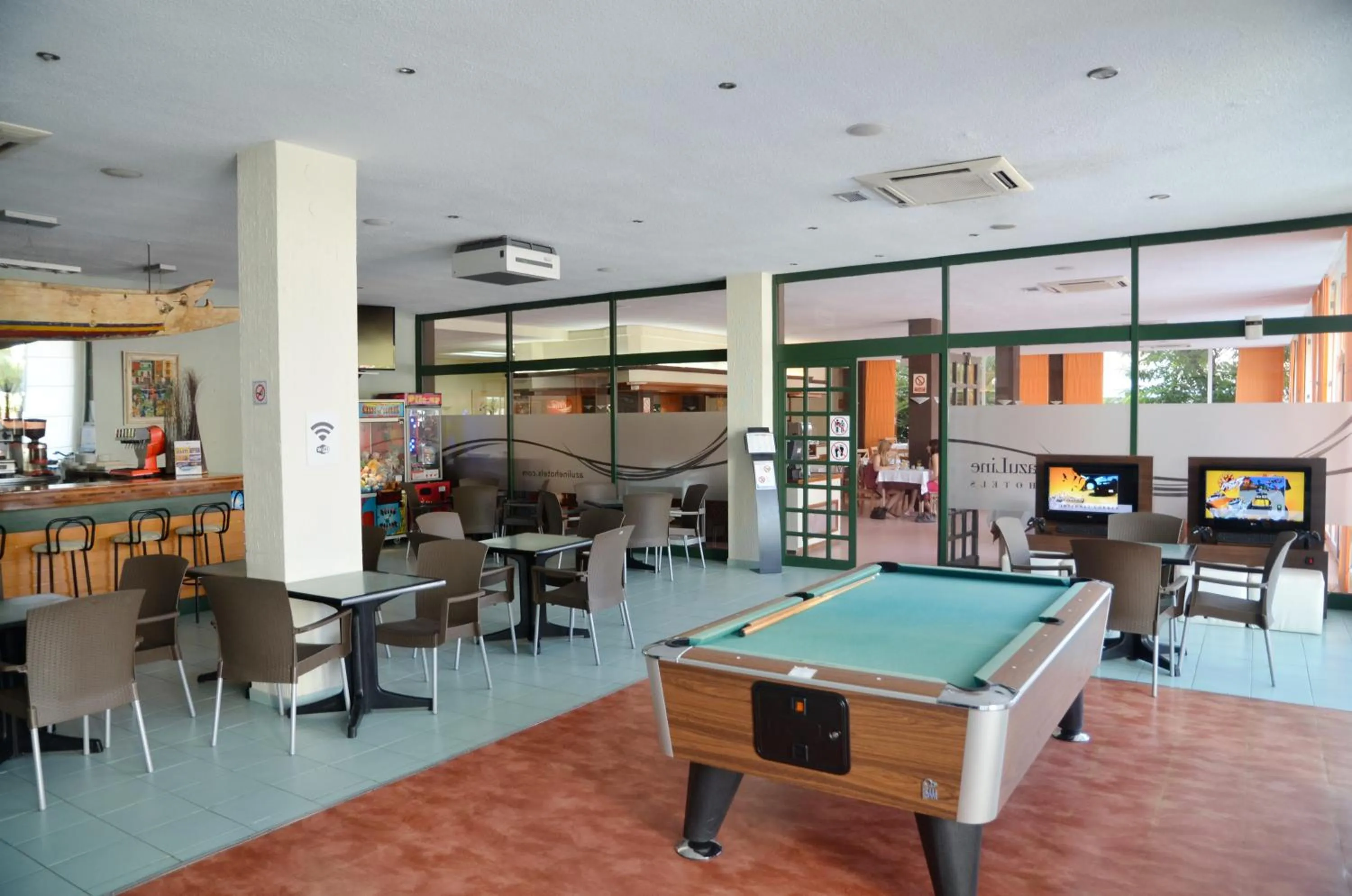 Billiard in azuLine Hotel Pacific