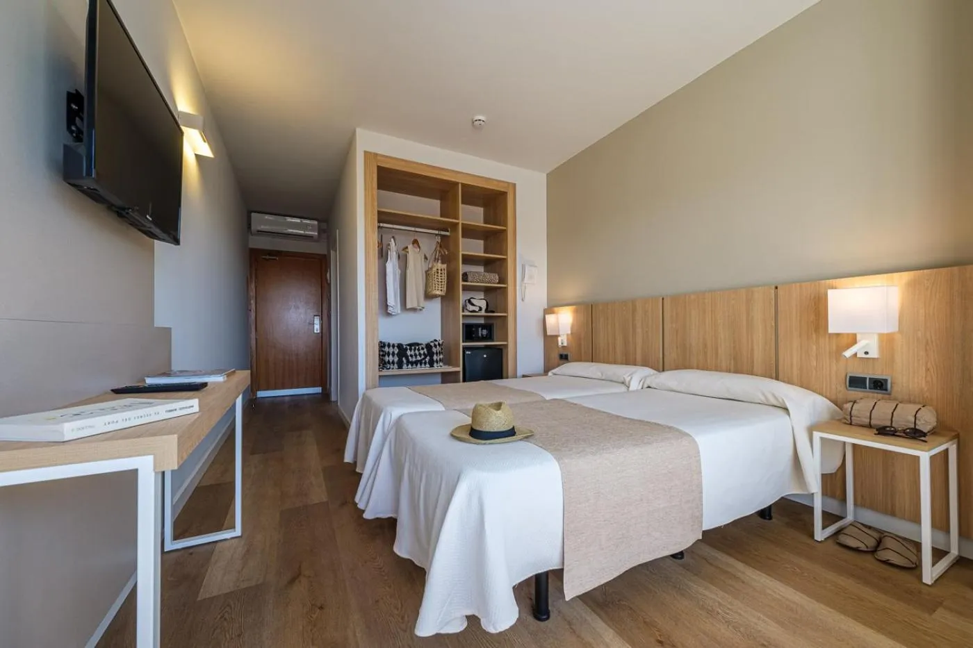 Photo of the whole room, Bed in Hotel California Garden