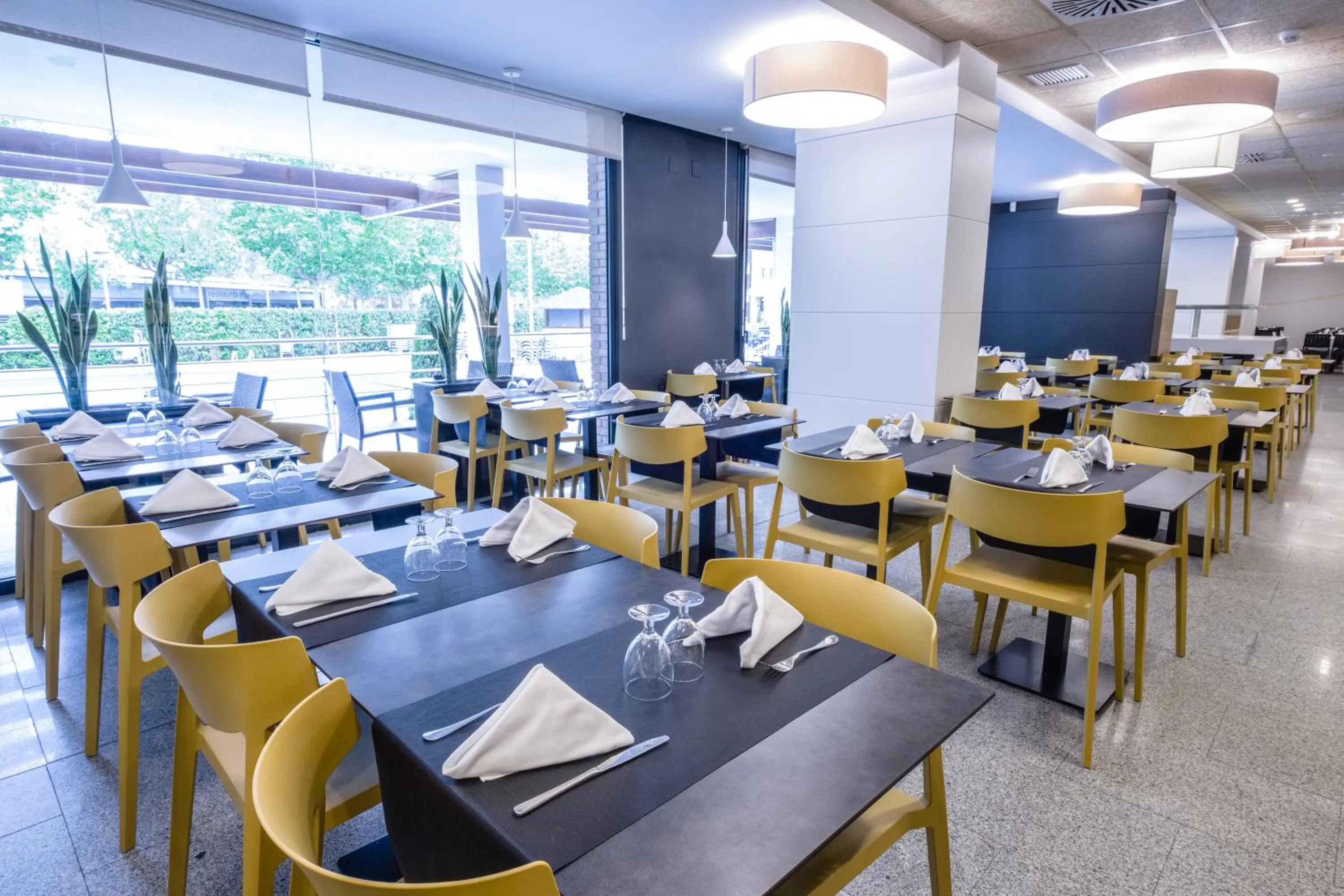 Restaurant/places to eat in Hotel California Garden