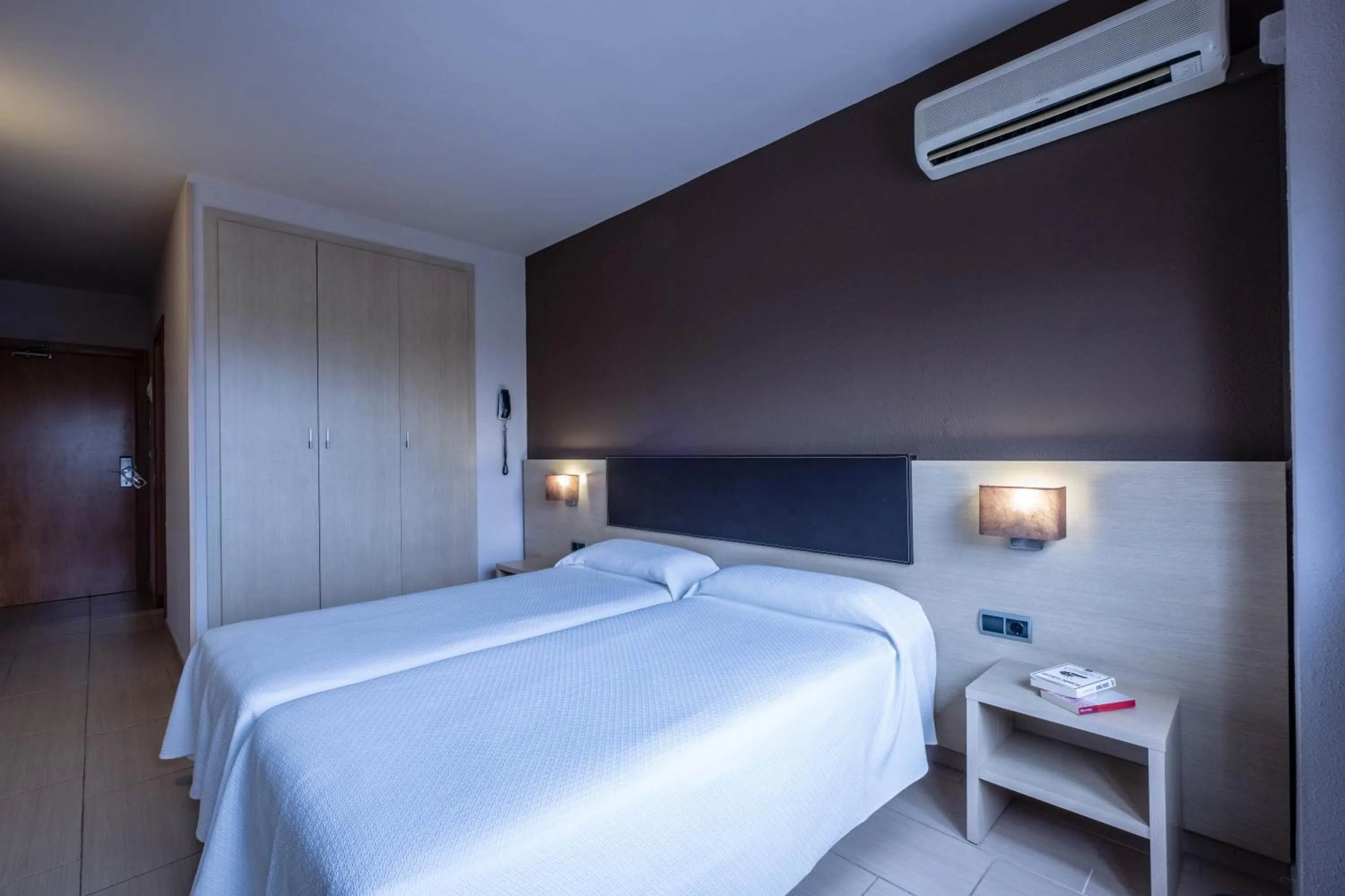 Photo of the whole room, Bed in Hotel California Garden