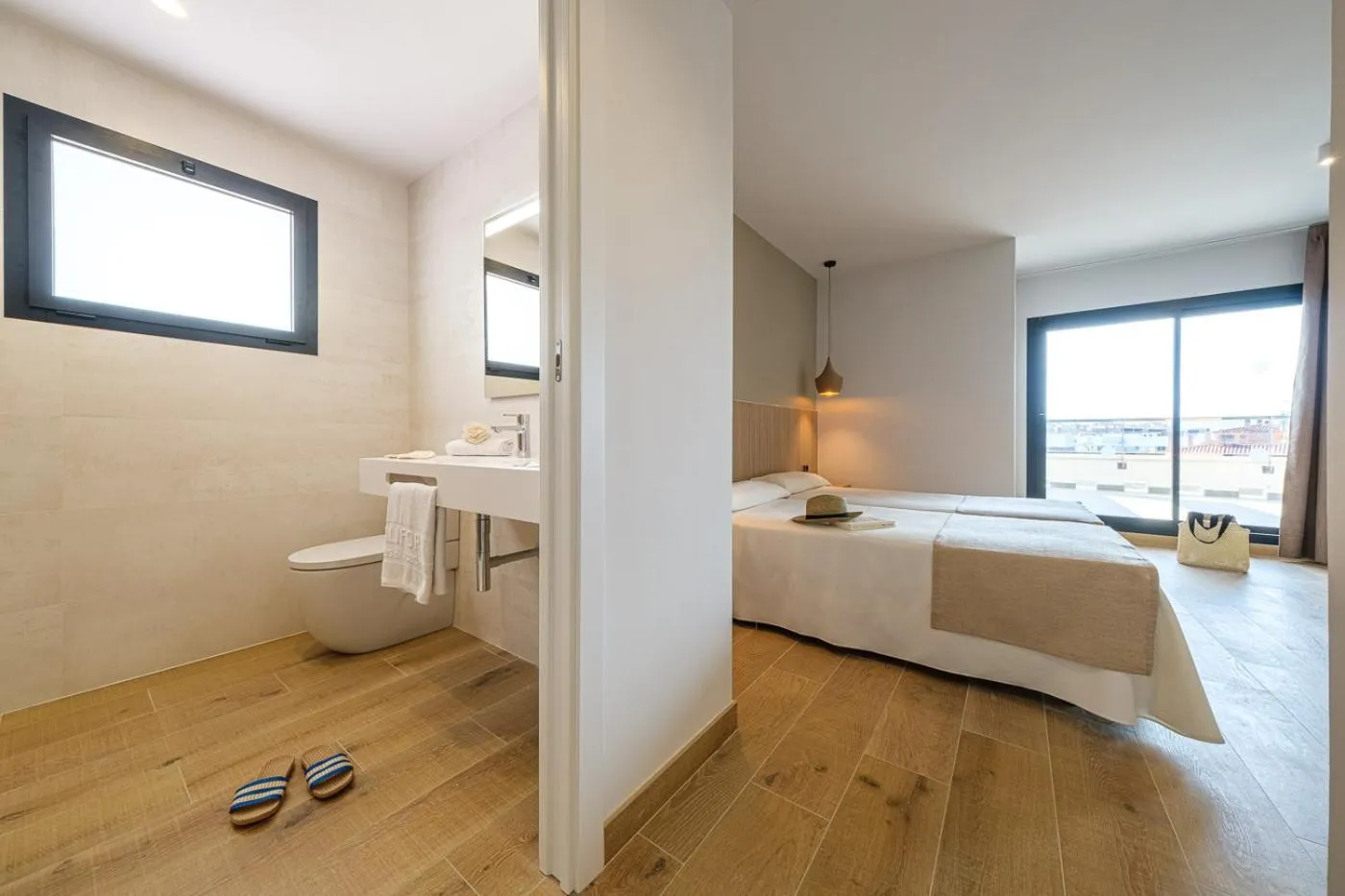 Bathroom, Bed in Hotel California Garden