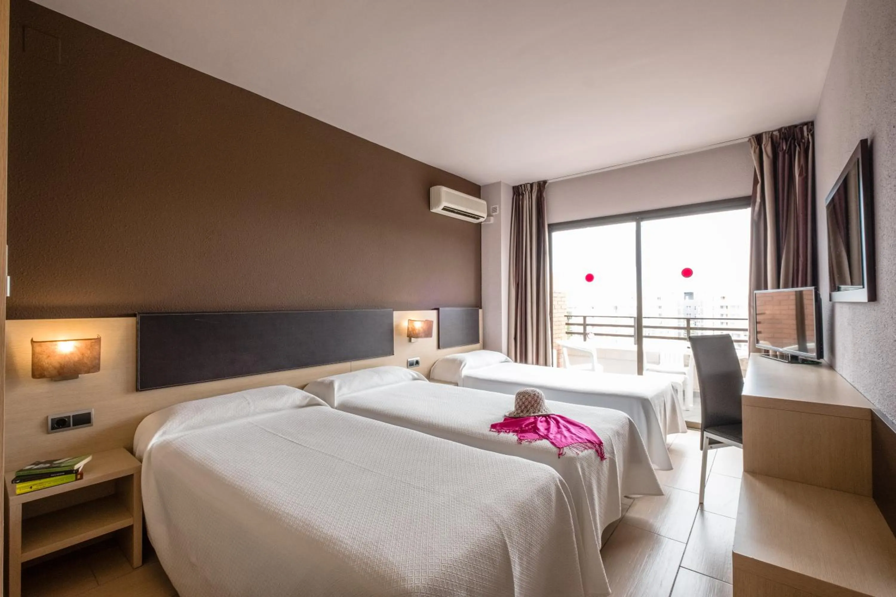 Bed in Hotel California Garden