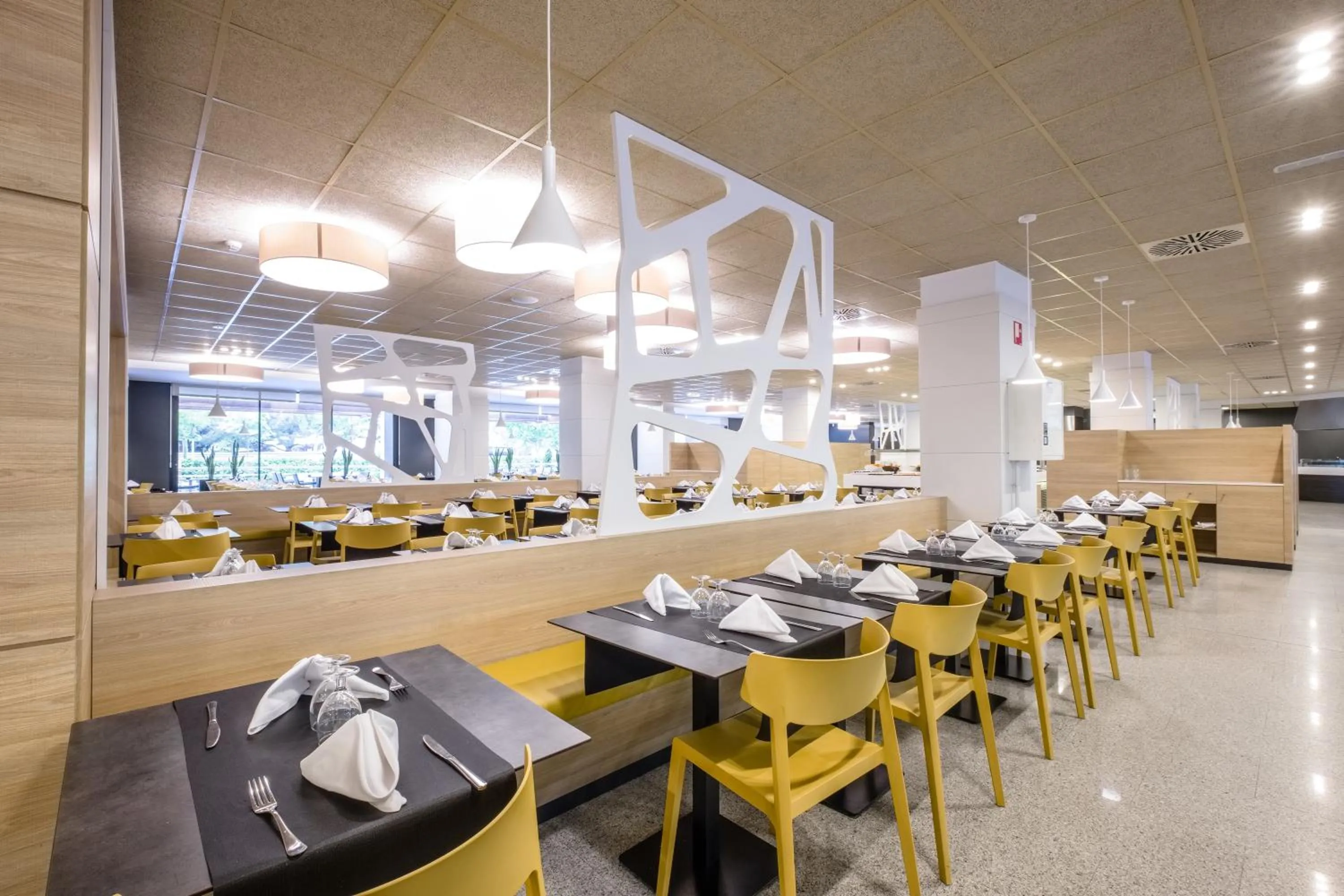 Restaurant/places to eat in Hotel California Garden