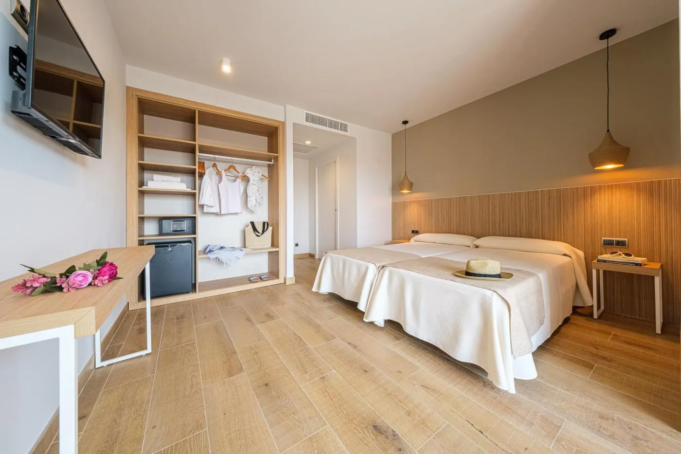 Bed in Hotel California Garden