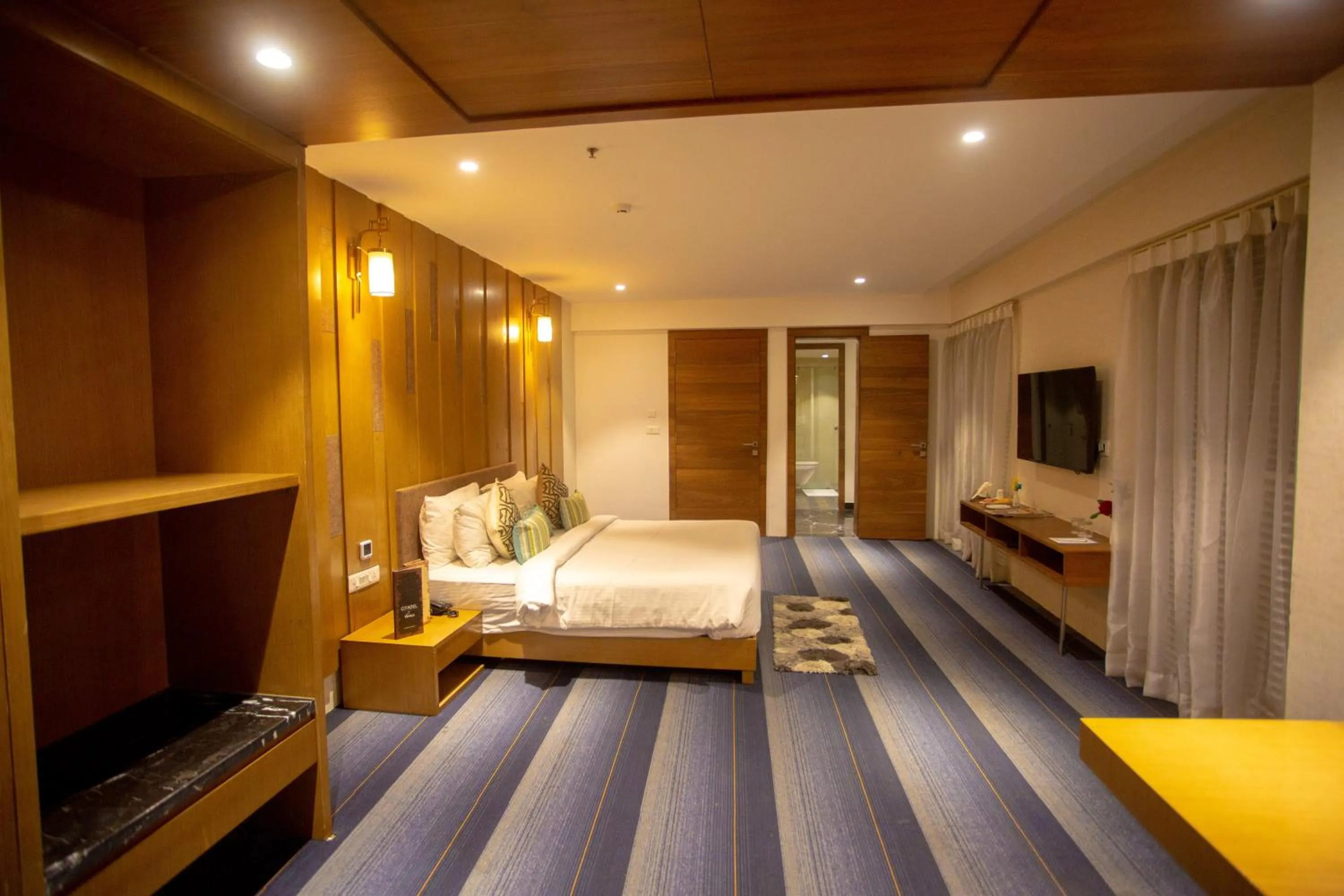 Property building, Bed in Citadel Hotel By Vinnca