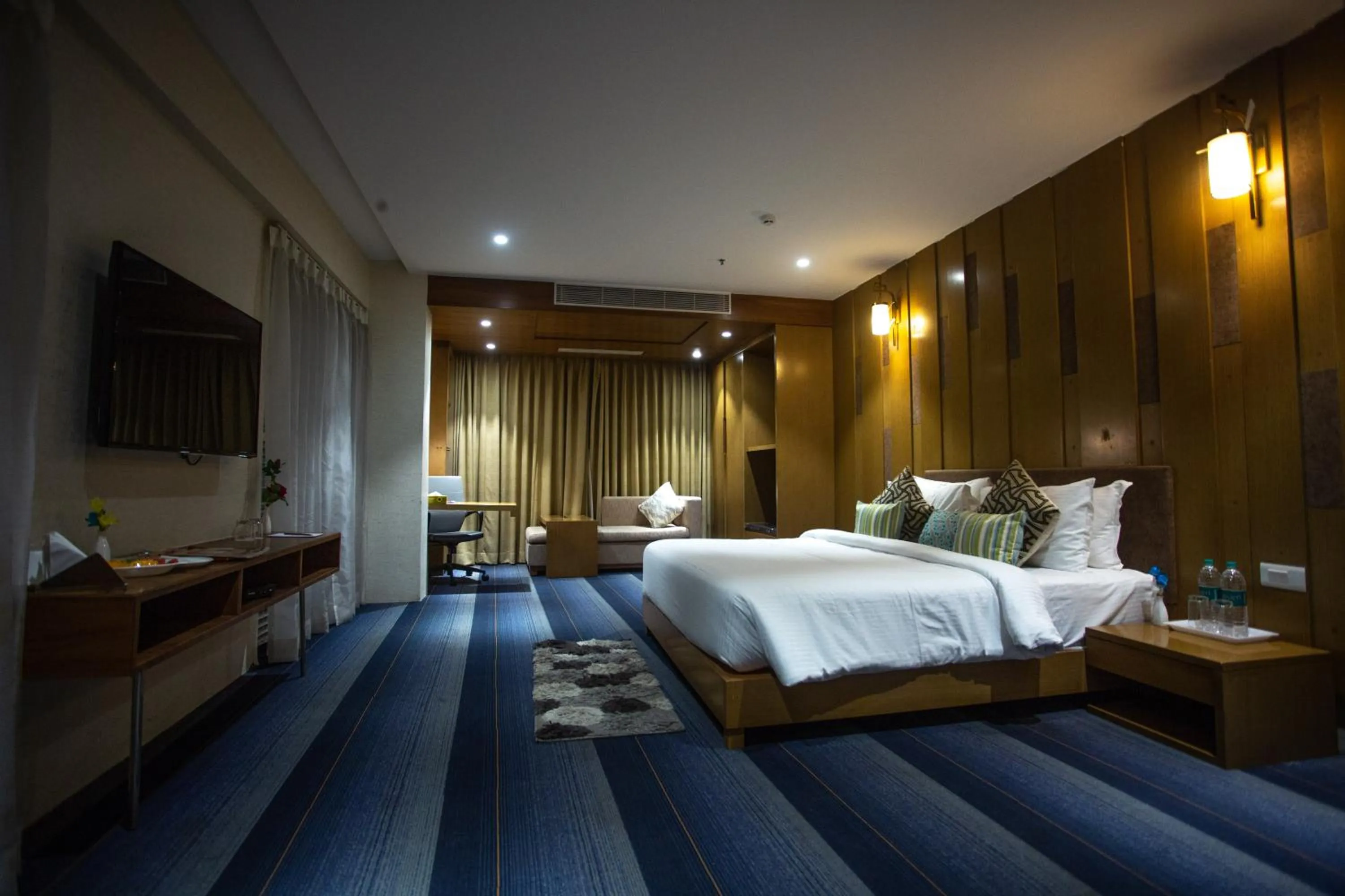 Property building, Bed in Citadel Hotel By Vinnca