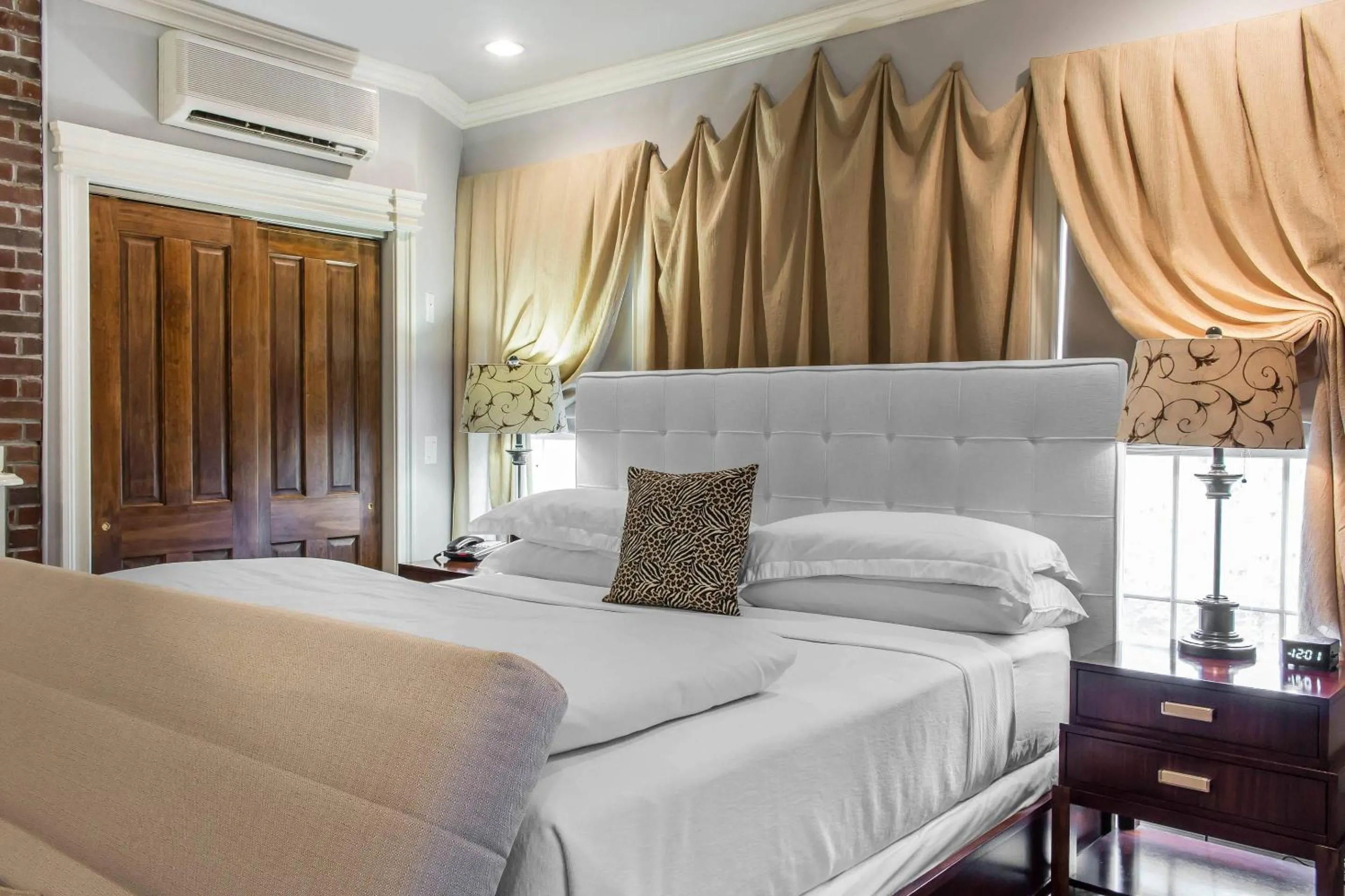 Bedroom, Bed in The Peacock Inn, an Ascend Collection Hotel