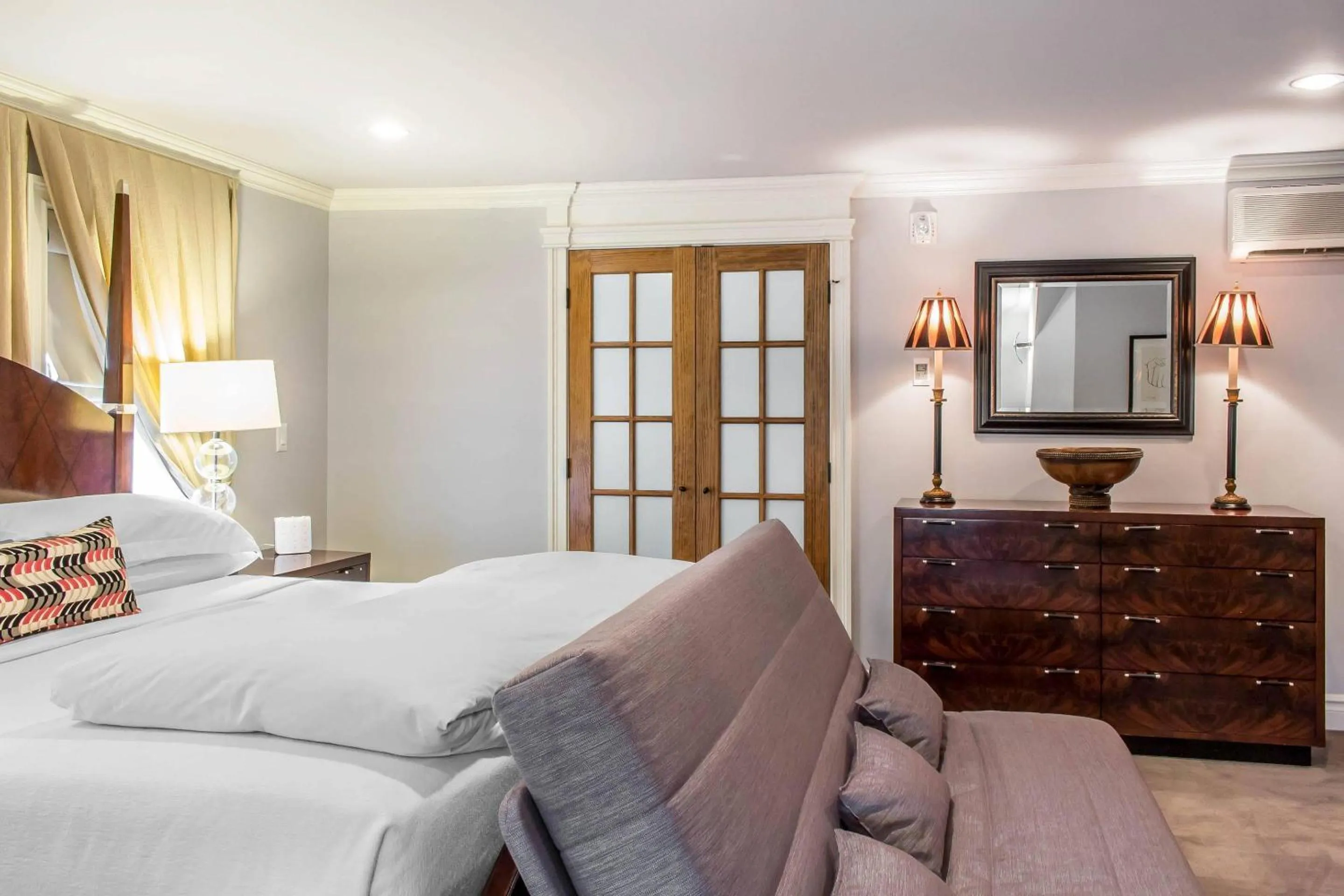 Bedroom, Bed in The Peacock Inn, an Ascend Collection Hotel