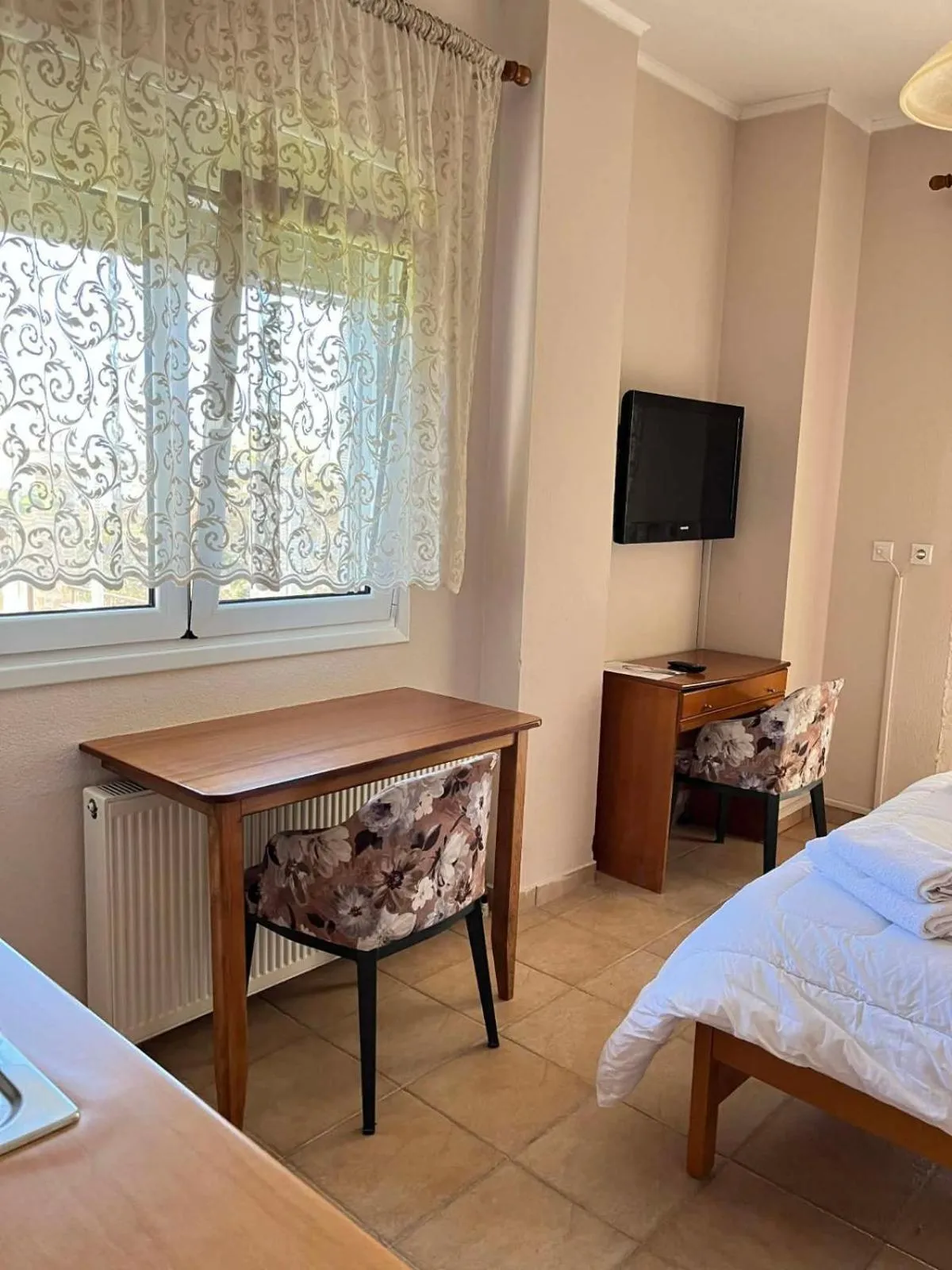 TV and multimedia, Bed in Drosia Hotel