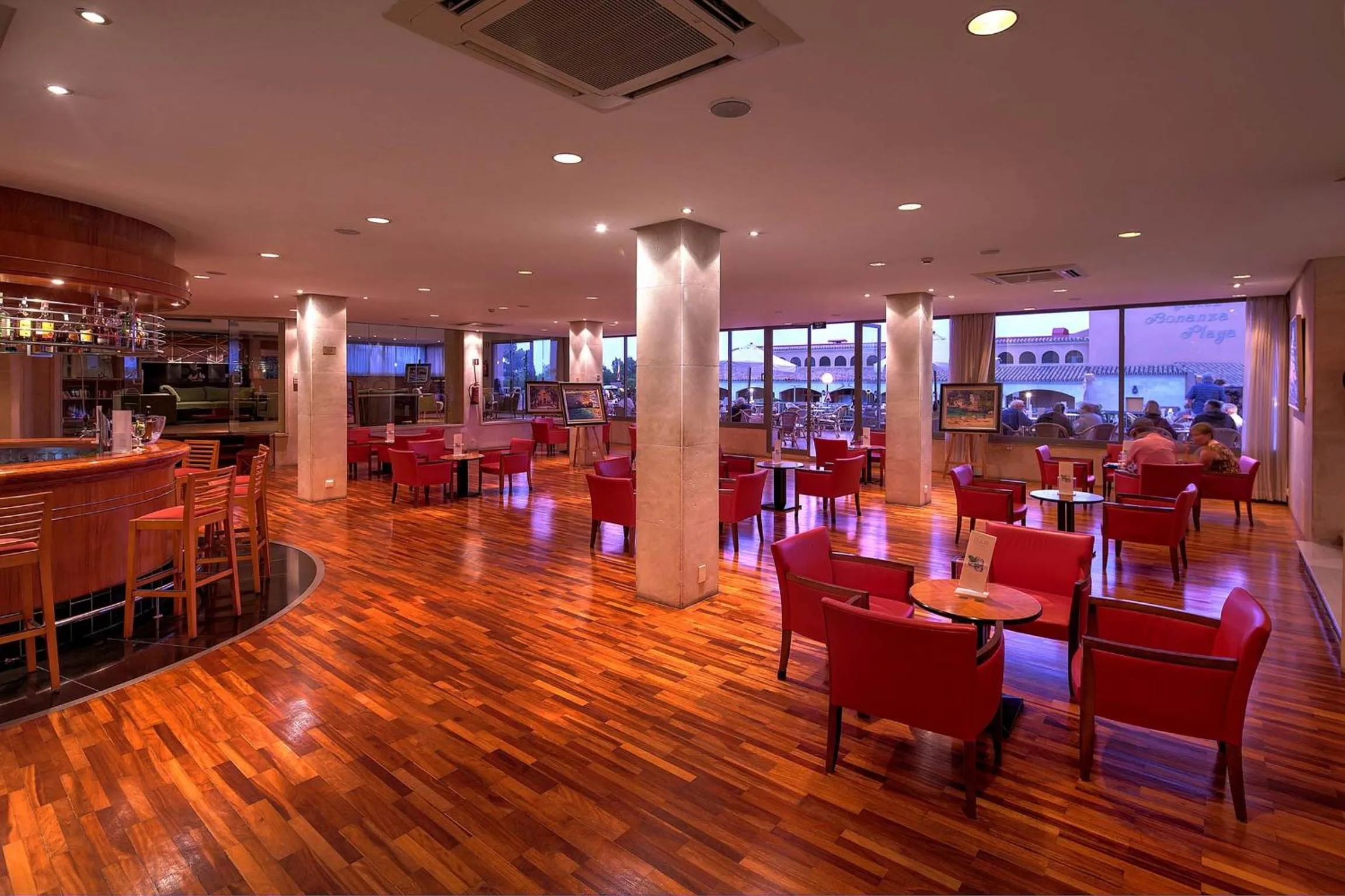 Communal lounge/ TV room in Bonanza Park Hotel by Olivia Hotels Collection