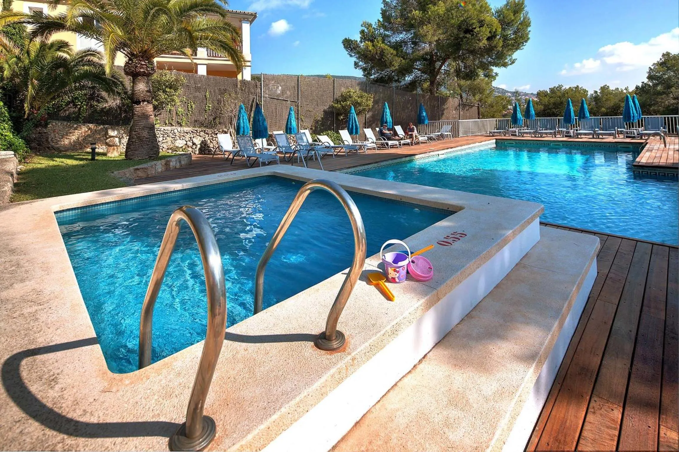 Swimming pool in Bonanza Park Hotel by Olivia Hotels Collection