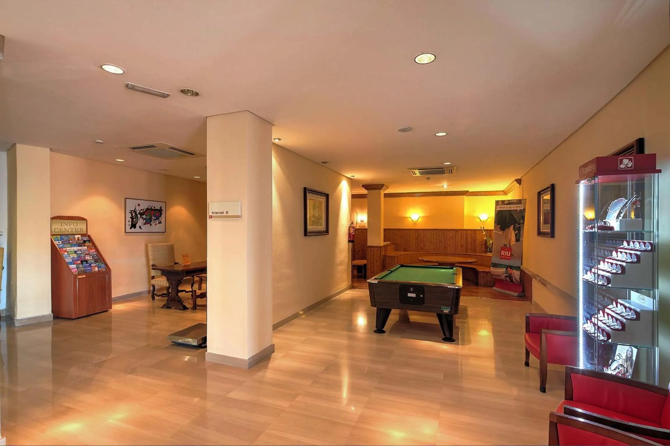 Communal lounge/ TV room in Bonanza Park Hotel by Olivia Hotels Collection