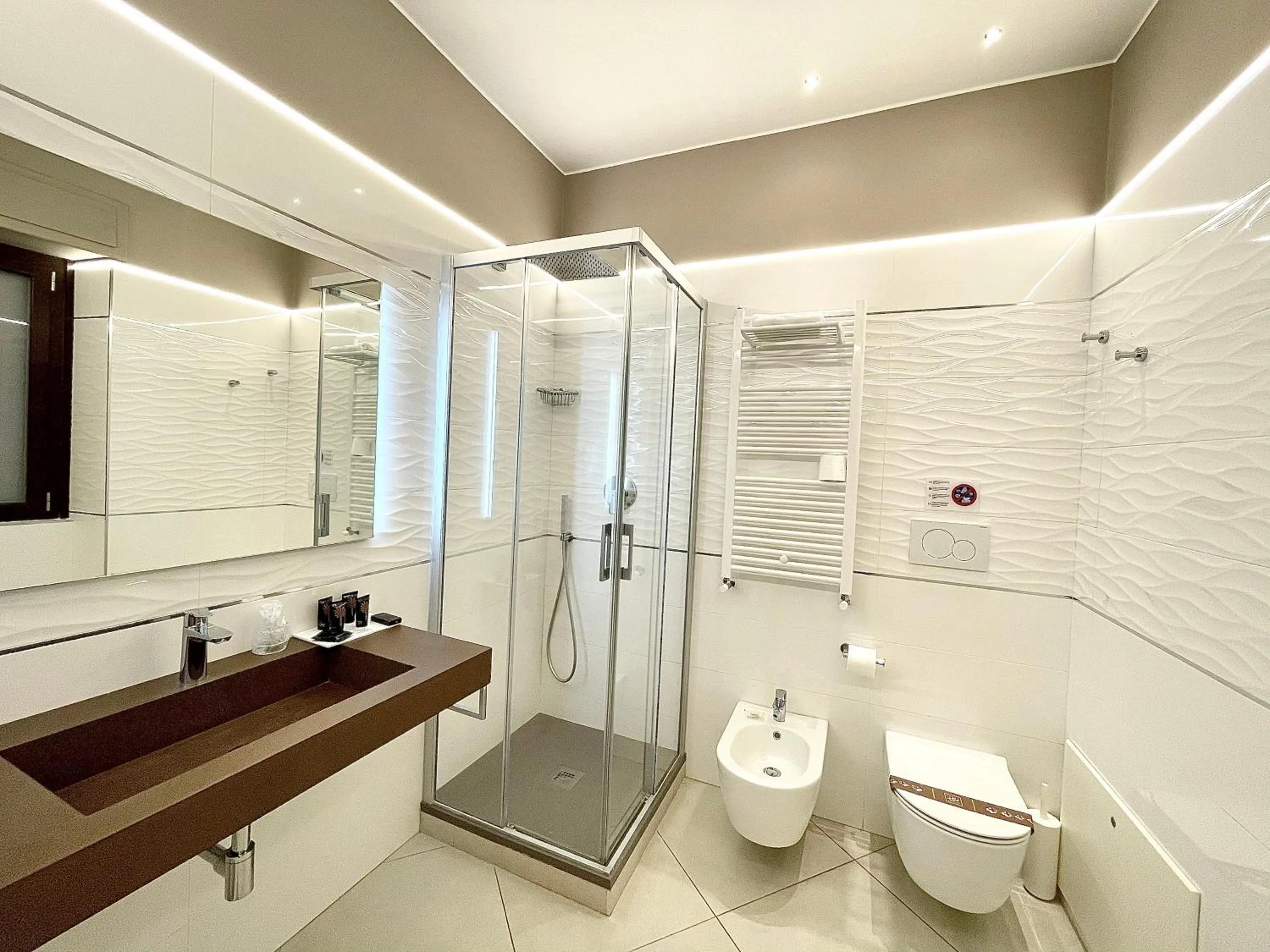 Shower in ETNEA STYLE CATANIA LUXURY ROOMS