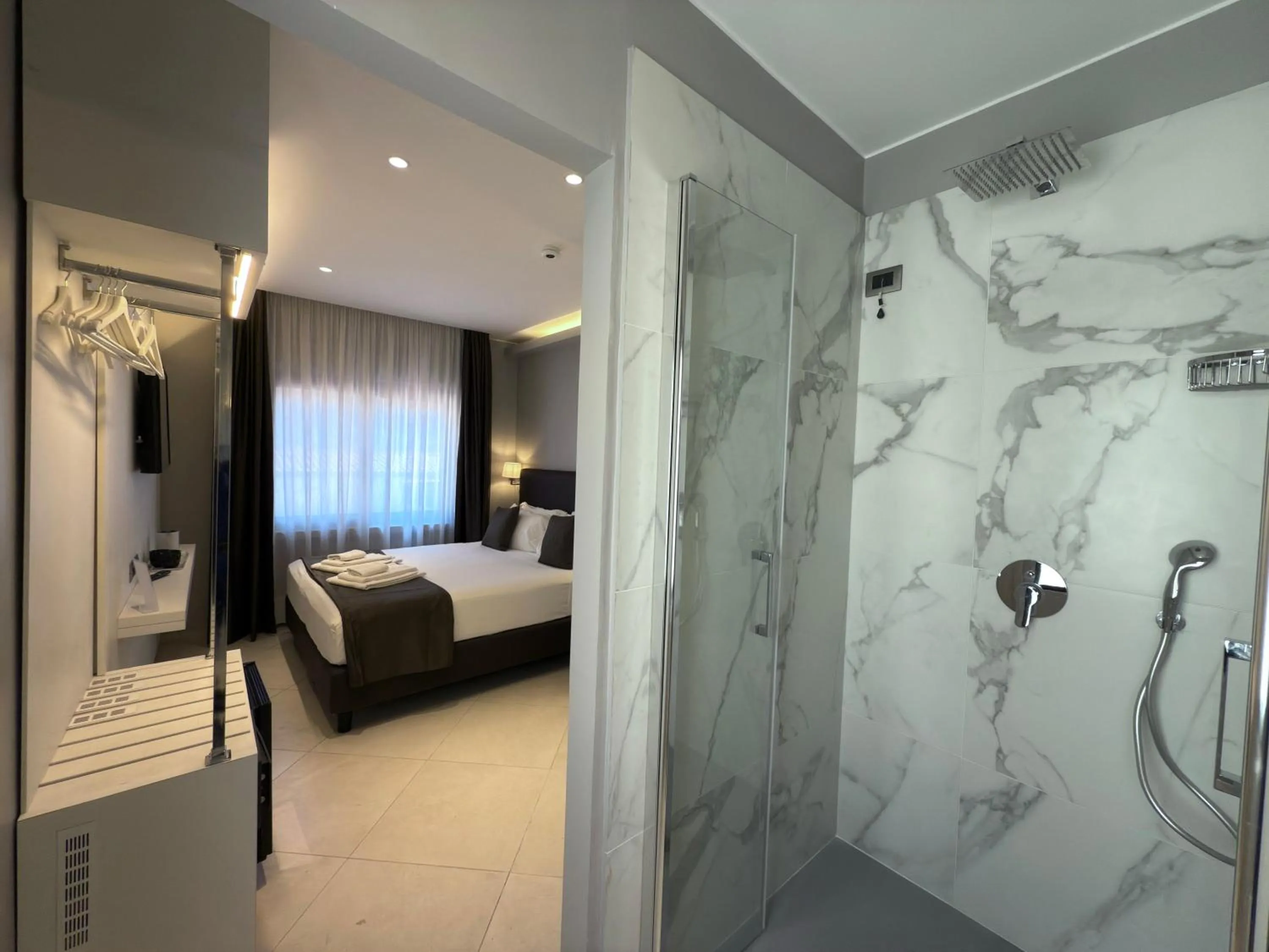 Shower, Bed in ETNEA STYLE CATANIA LUXURY ROOMS