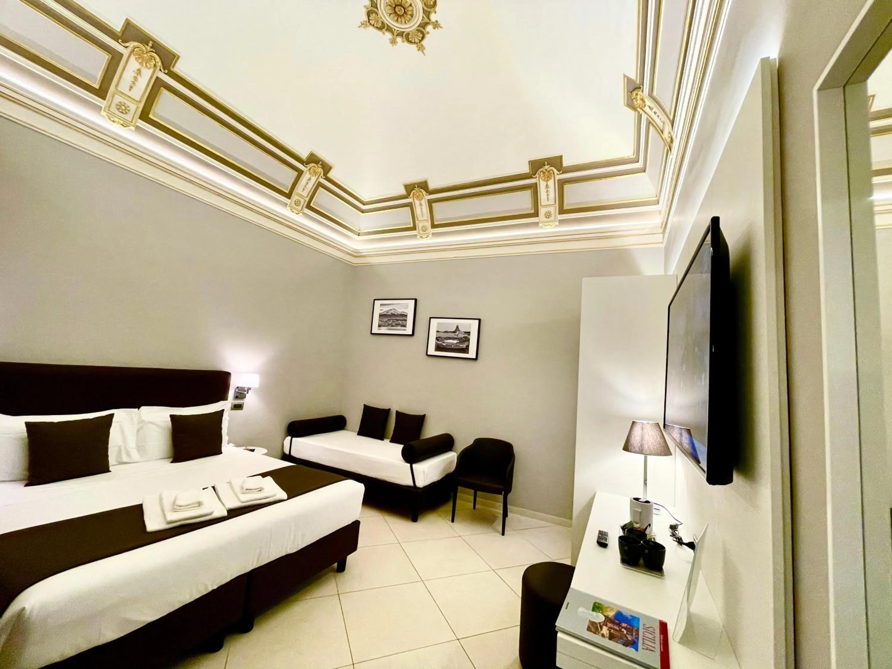 TV and multimedia, Bed in ETNEA STYLE CATANIA LUXURY ROOMS