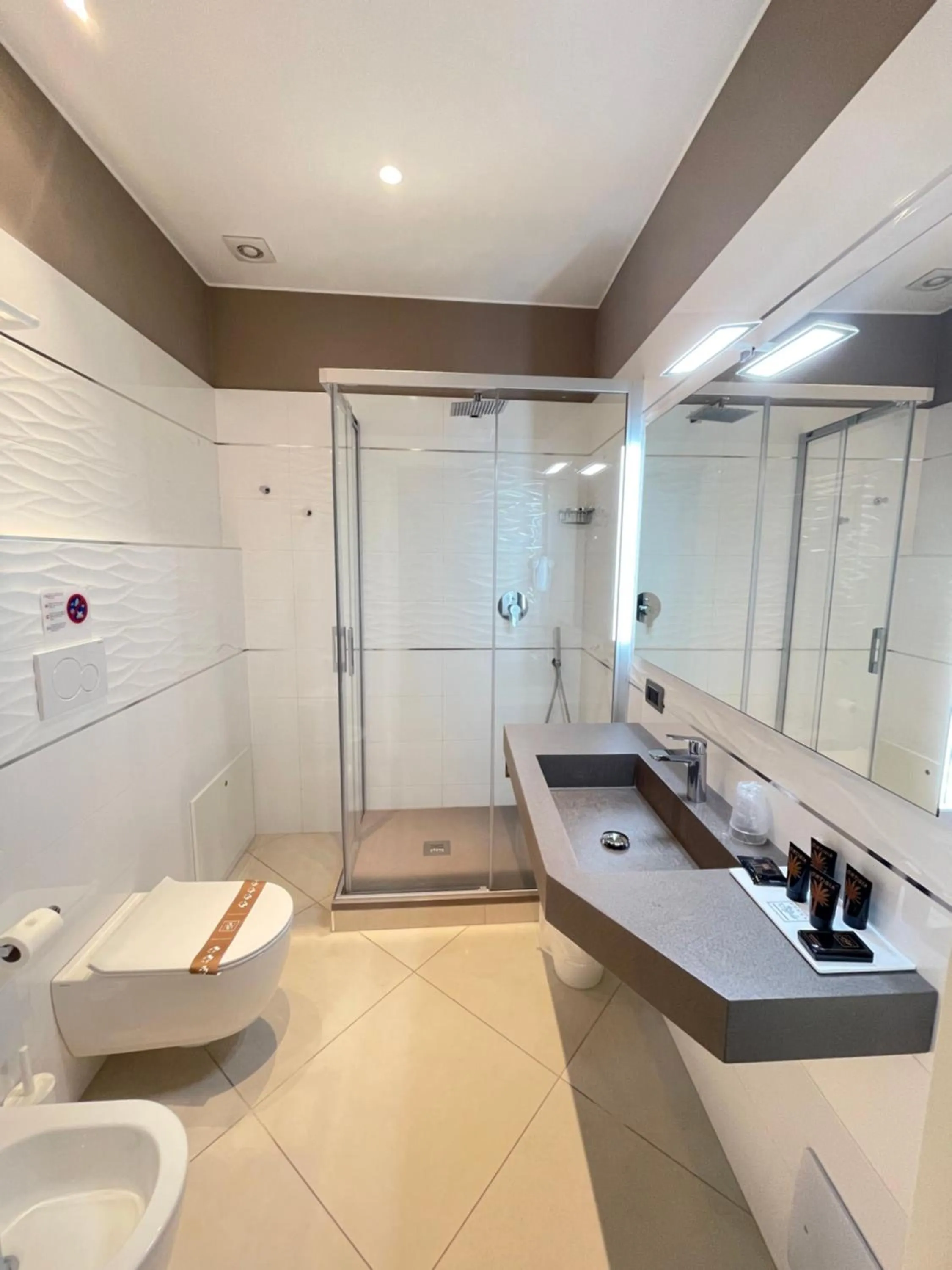 Shower in ETNEA STYLE CATANIA LUXURY ROOMS