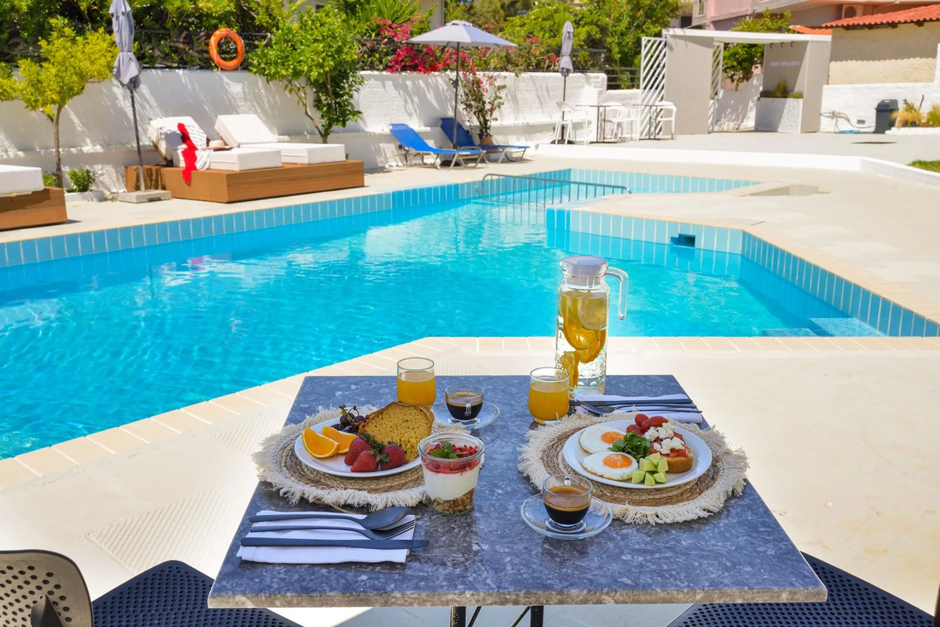 Swimming pool in Eloque Simple living space