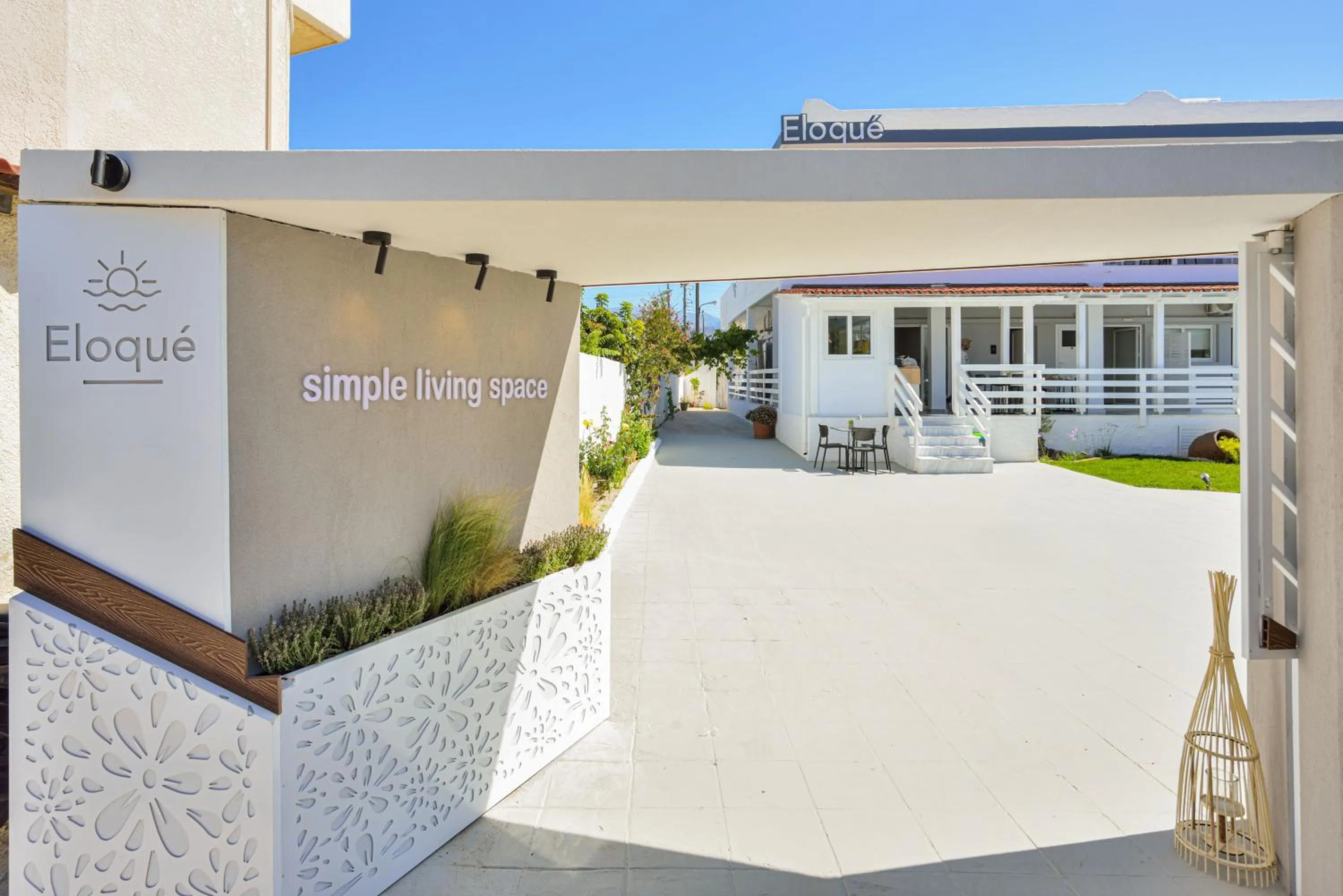 Facade/entrance in Eloque Simple living space