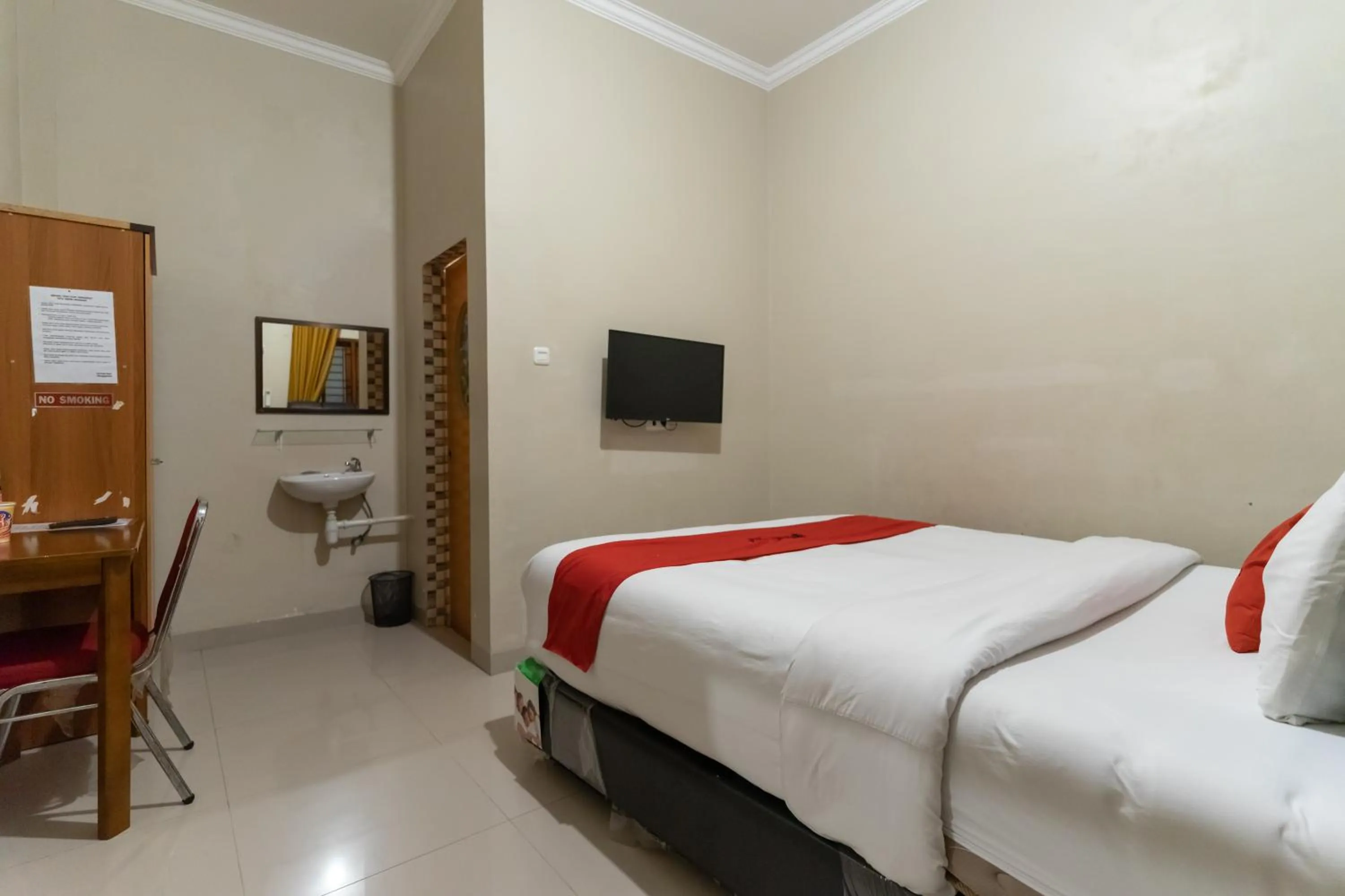 Bed in RedDoorz At Joyce Guest House Medan