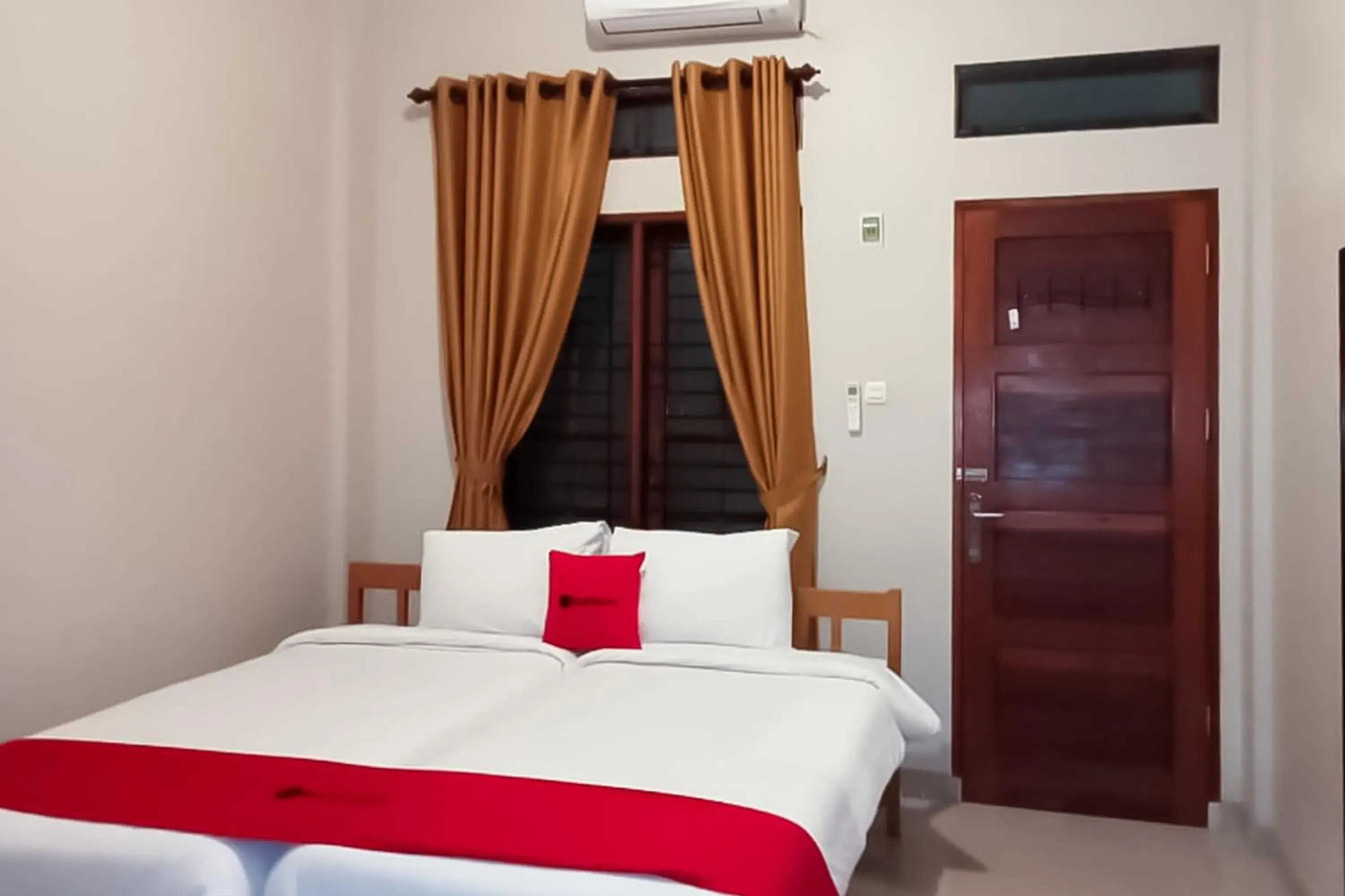 Standard Double Room in RedDoorz At Joyce Guest House Medan Standard Double Room in RedDoorz At Joyce Guest House Medan