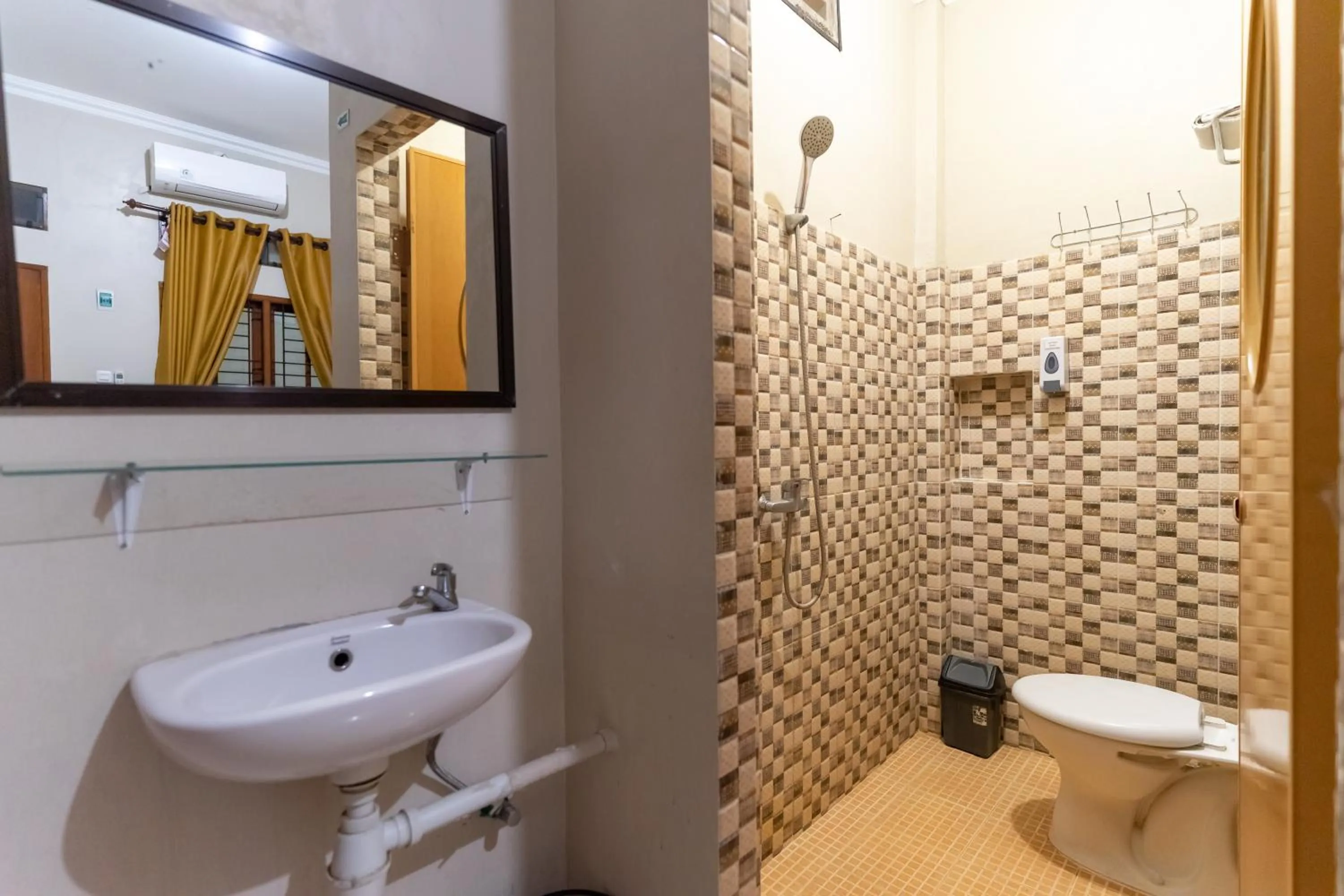 RedDoorz At Joyce Guest House Medan