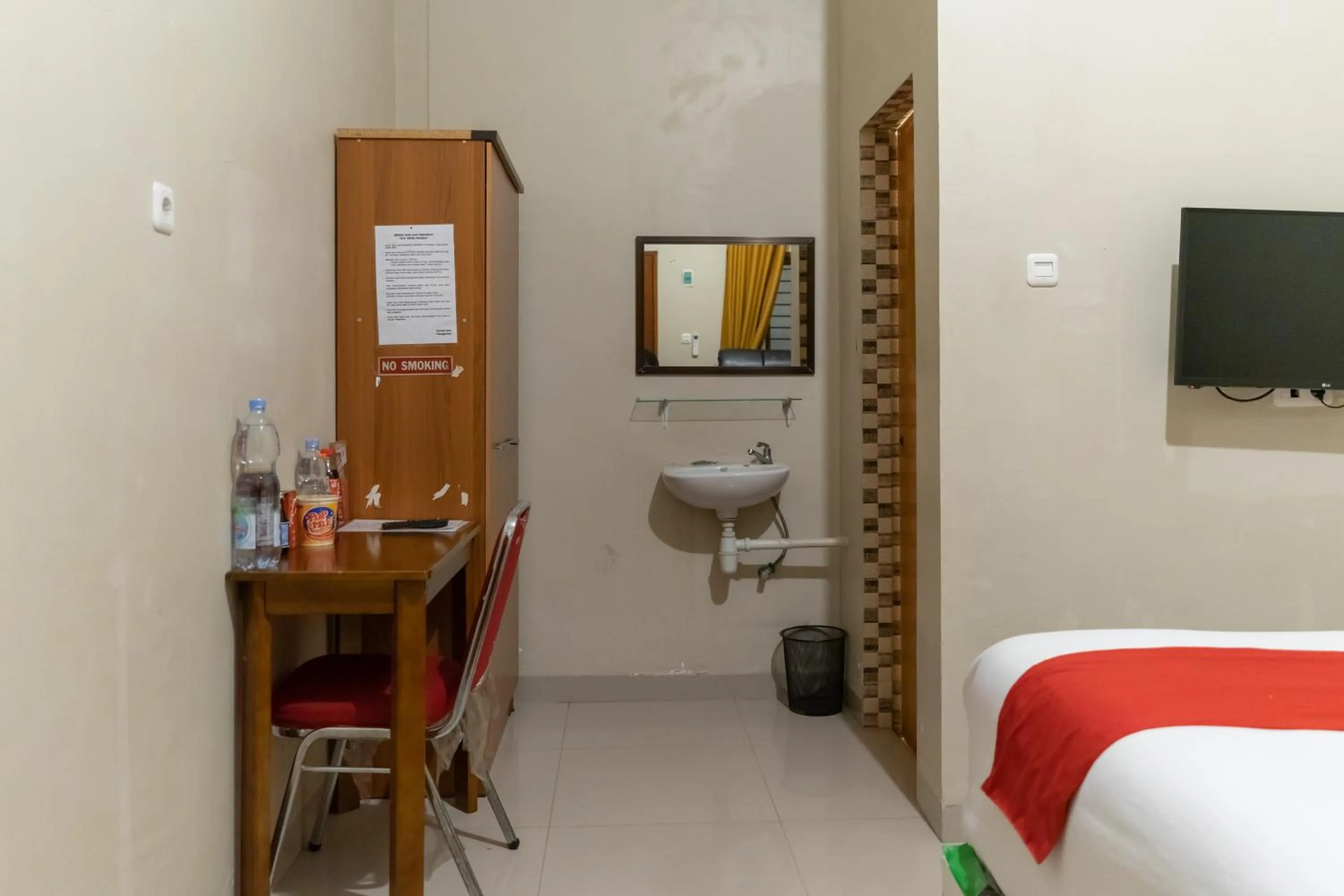 Bed in RedDoorz At Joyce Guest House Medan