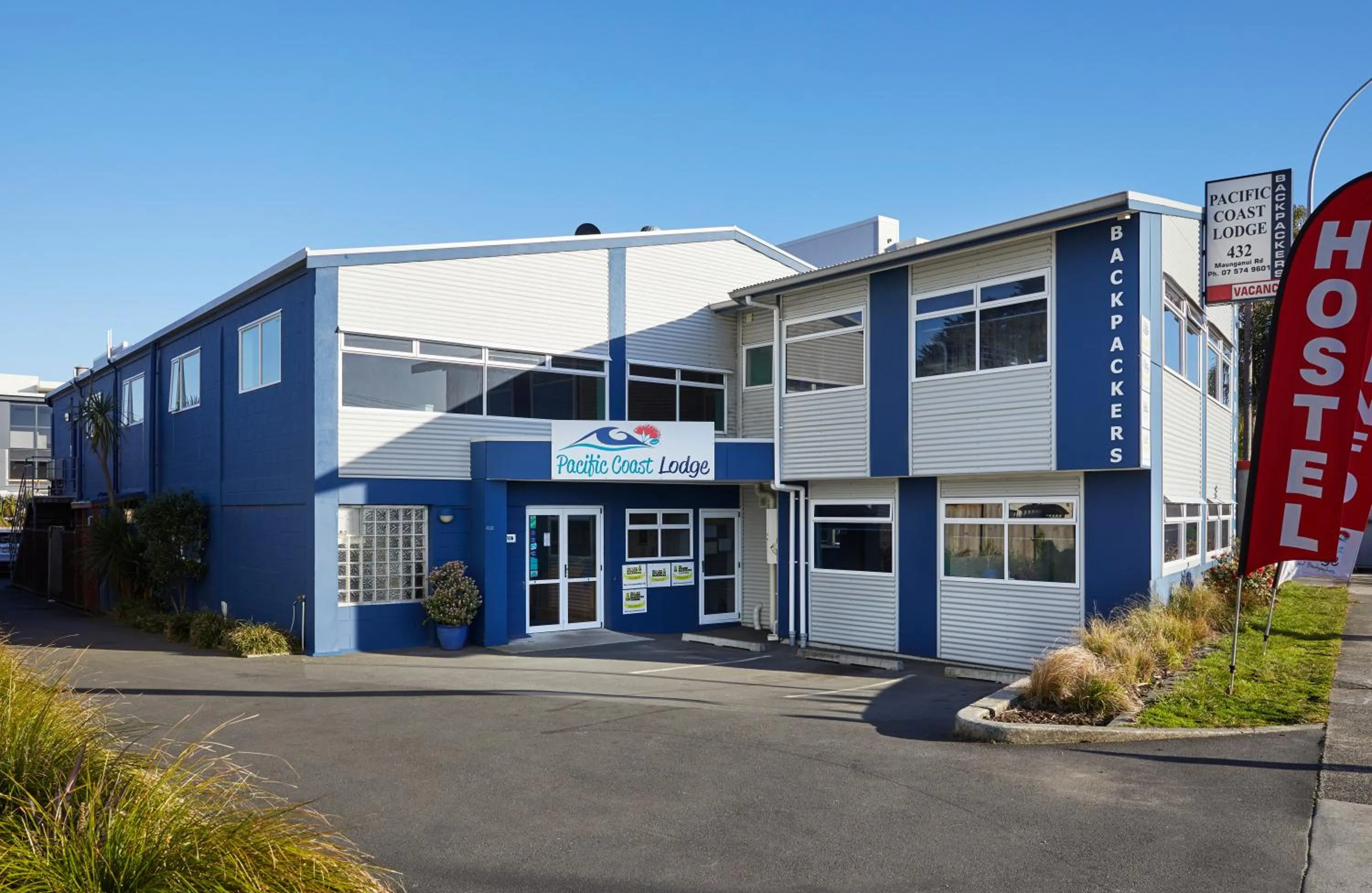 Facade/entrance in Pacific Coast Lodge and Backpackers