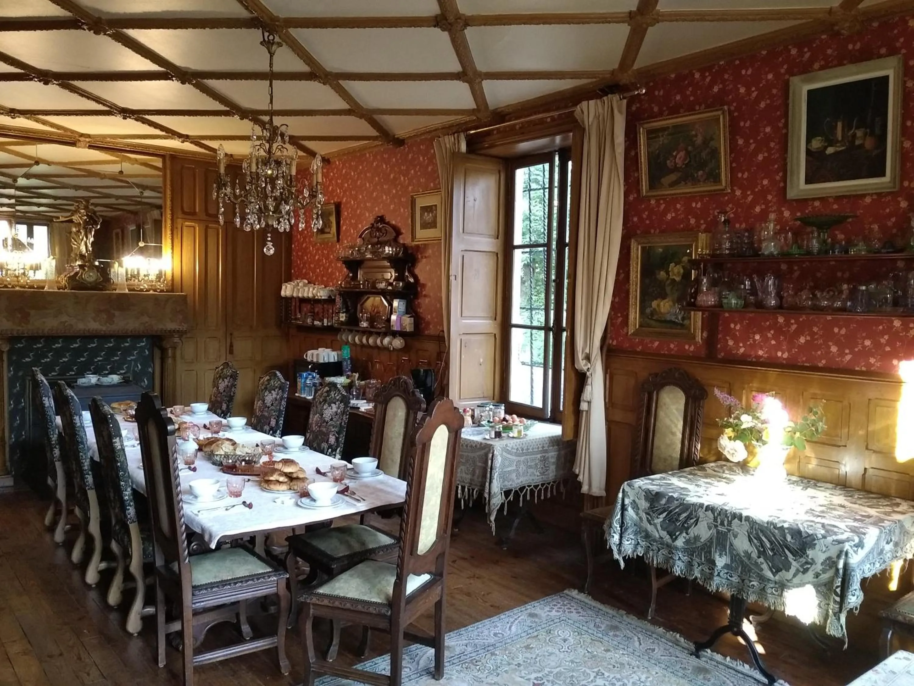 Continental breakfast in Château de la Vernède, la Grande Vernède