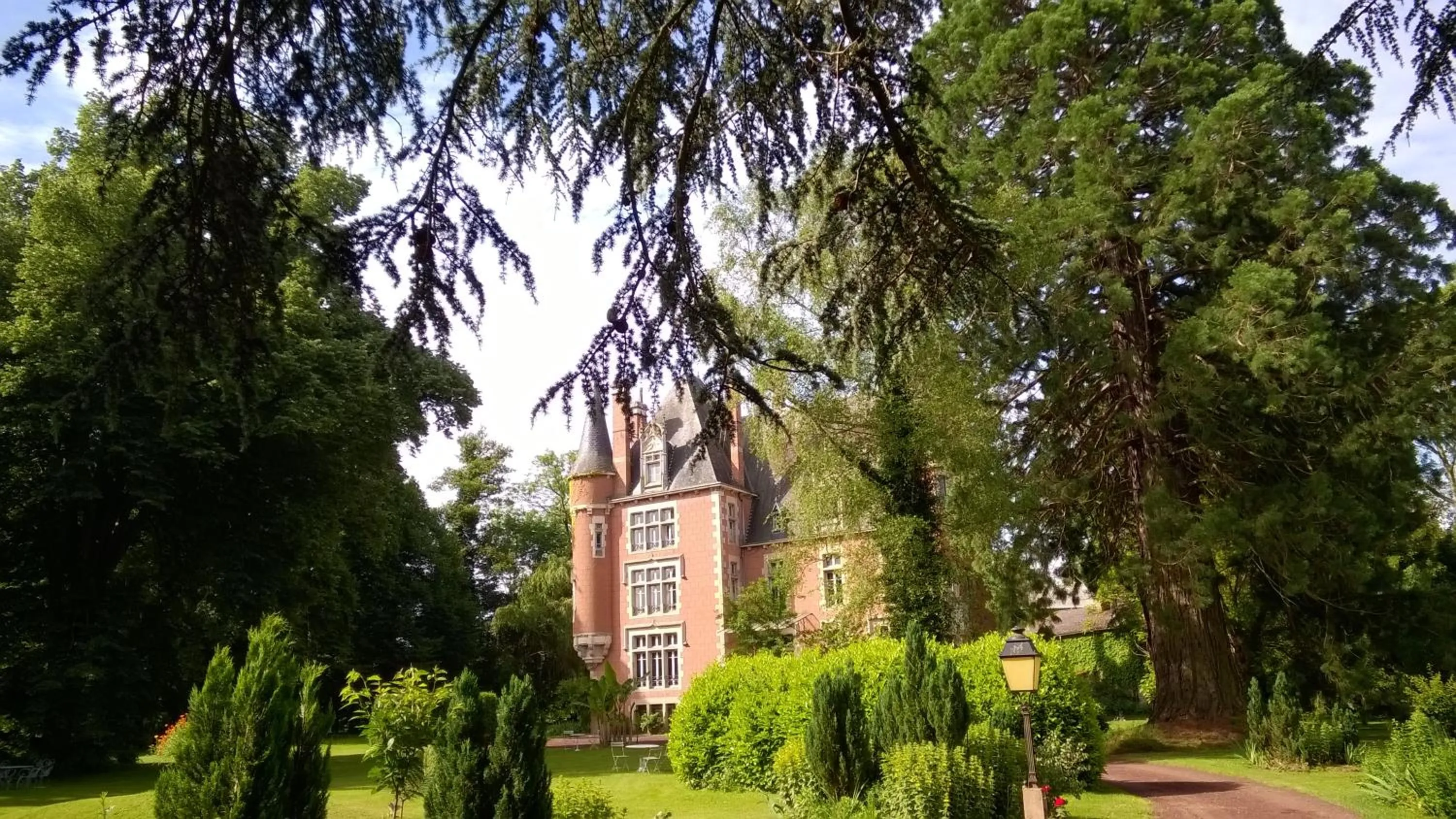 Nearby landmark in Château de la Vernède, la Grande Vernède